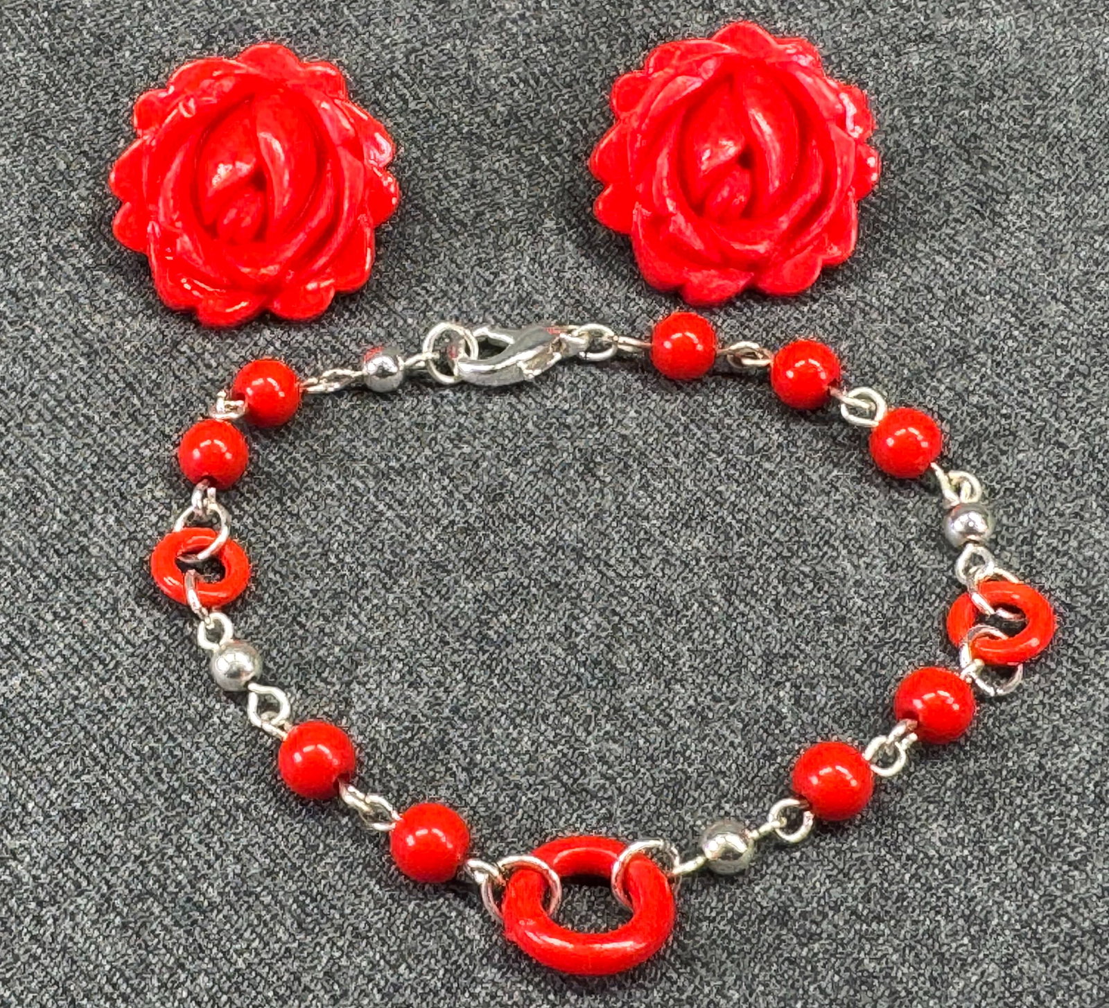 Red Plastic Bead & Open Ring Chain Link Bracelet Earring Set *M: Red Plastic Bead & Open Ring Chain Link Bracelet Earring Set. Unmarked. For measures please refer to the pictures taken with a measuring tape. Weight: 1.50 Grams. IN HOUSE FLAT SHIPPING & HANDLING COS