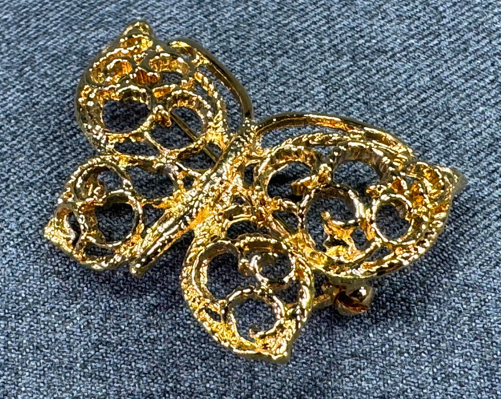 Vintage Gold-Tone Openwork Filigree Butterfly Brooch Pin *M: Vintage Gold-Tone Openwork Filigree Butterfly Brooch Pin. Unmarked. For measures please refer to the pictures taken with a measuring tape. Weight: 13 Grams. IN HOUSE FLAT SHIPPING & HANDLING COST WITH