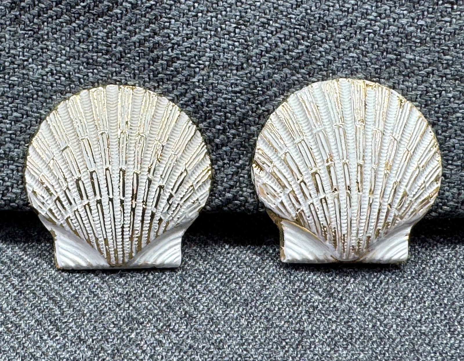 Vintage Mid-Century Scallop Seashell Screw Back Earrings. Enamel Gold-tone. *M: Vintage Mid-Century Scallop Seashell Screw Back Earrings. Enamel Gold-tone. Unmarked. For measures please refer to the pictures taken with a measuring tape. Weight: 6 Grams. IN HOUSE FLAT SHIPPING & H