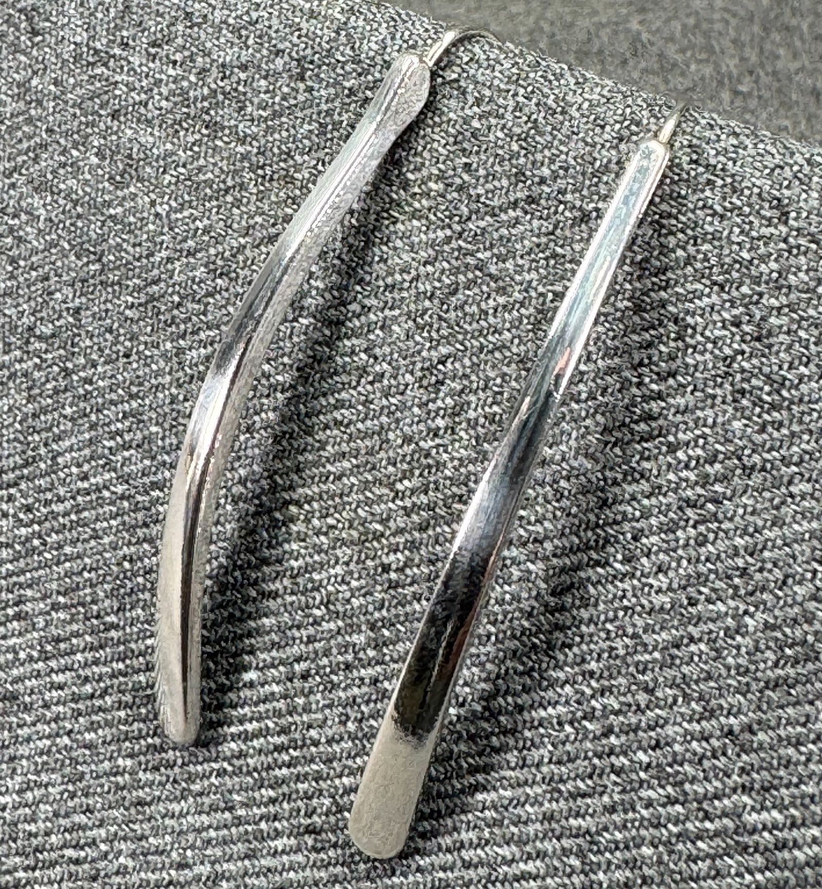 Vintage Modernist Style Curved Stick Threader Drop Earrings. Silver-tone. *M: Vintage Modernist Style Curved Stick Threader Drop Earrings. Silver-tone. Unmarked. For measures please refer to the pictures taken with a measuring tape. Weight: 6 Grams. IN HOUSE FLAT SHIPPING & HAN