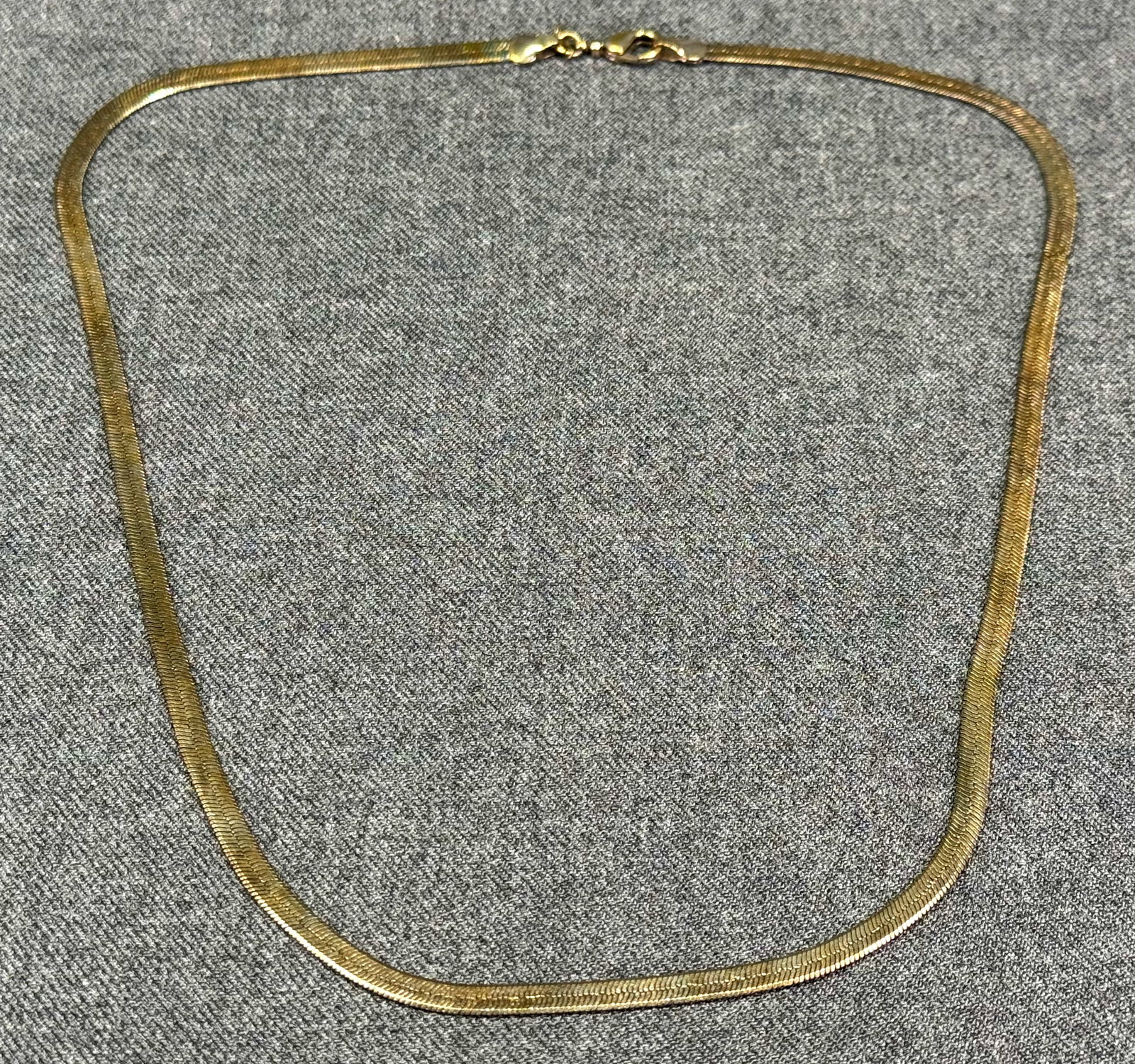 Vintage Gold-Tone Flat Herringbone Chain Necklace, Marked SP. *M: Vintage Gold-Tone Flat Herringbone Chain Necklace, Marked SP. For measures please refer to the pictures taken with a measuring tape. Weight: 11 Grams. IN HOUSE FLAT SHIPPING & HANDLING COST WITHIN ALL