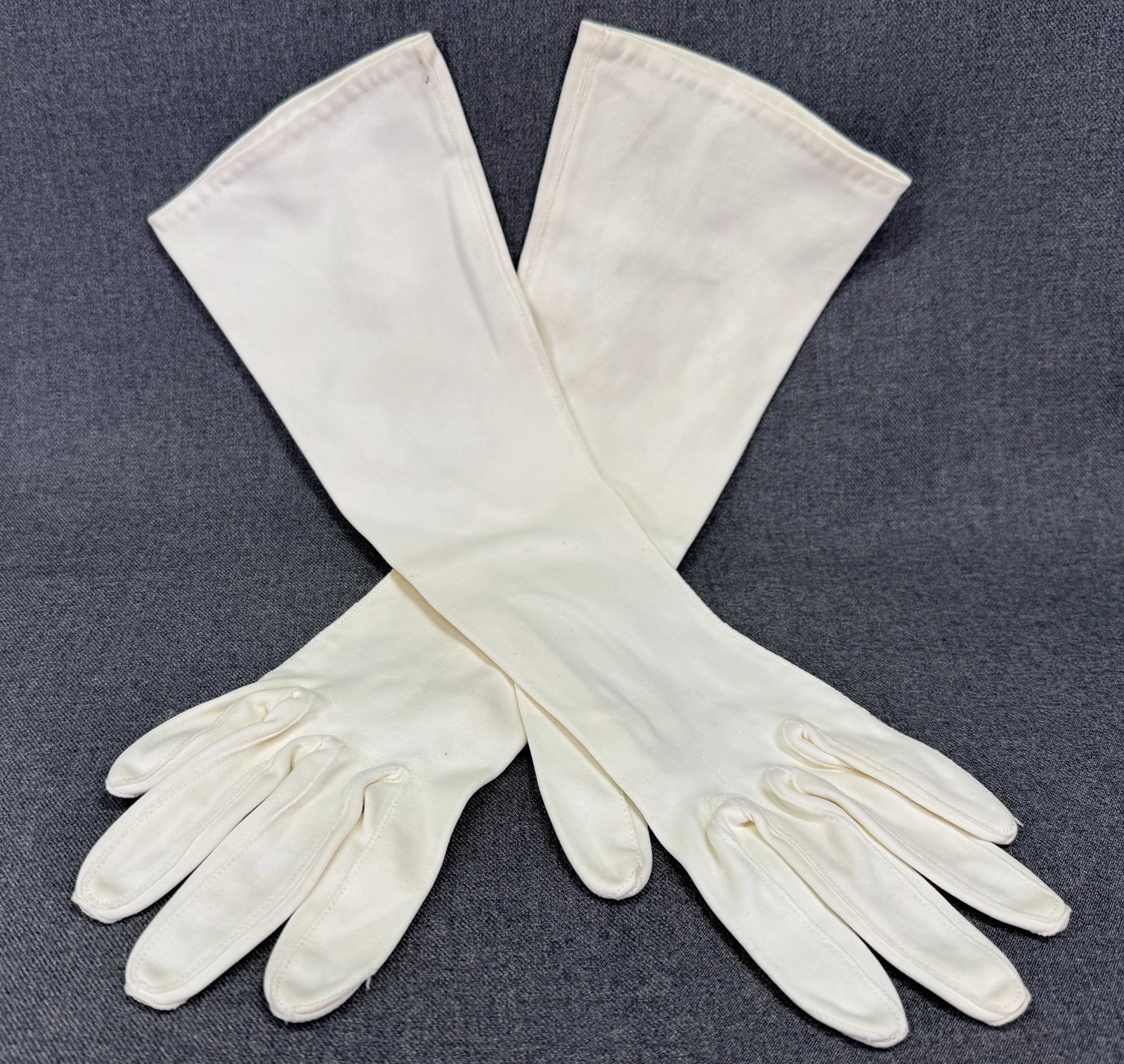 Vintage Saks Fifth Avenue Double-Woven Cotton Gloves, Size 6.5. 14" Long *M: Vintage Saks Fifth Avenue Cream Double-Woven Cotton Gloves, Size 6.5. 14" Long. Fabric label. For measures please refer to the pictures taken with a measuring tape. Weight: 32 Grams. IN HOUSE FLAT SHI