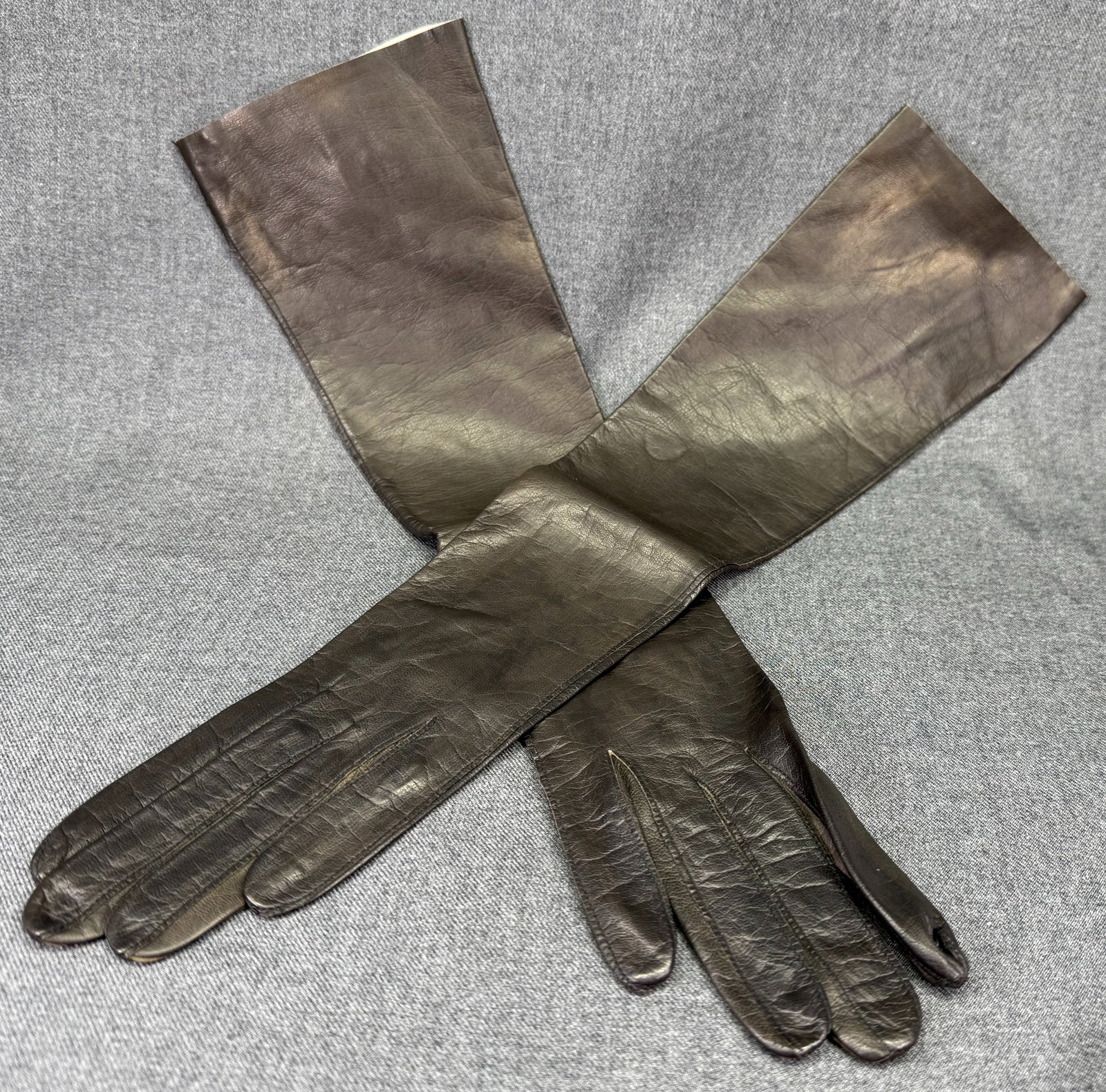 Vintage Saks Fifth Avenue French Kidskin Leather Opera Gloves Size 7. *M: Vintage Saks Fifth Avenue French Kidskin Leather Opera Gloves Size 7. Marked. Dark Brown, almost black. For measures please refer to the pictures taken with a measuring tape. Weight: 32 Grams. IN HOUS