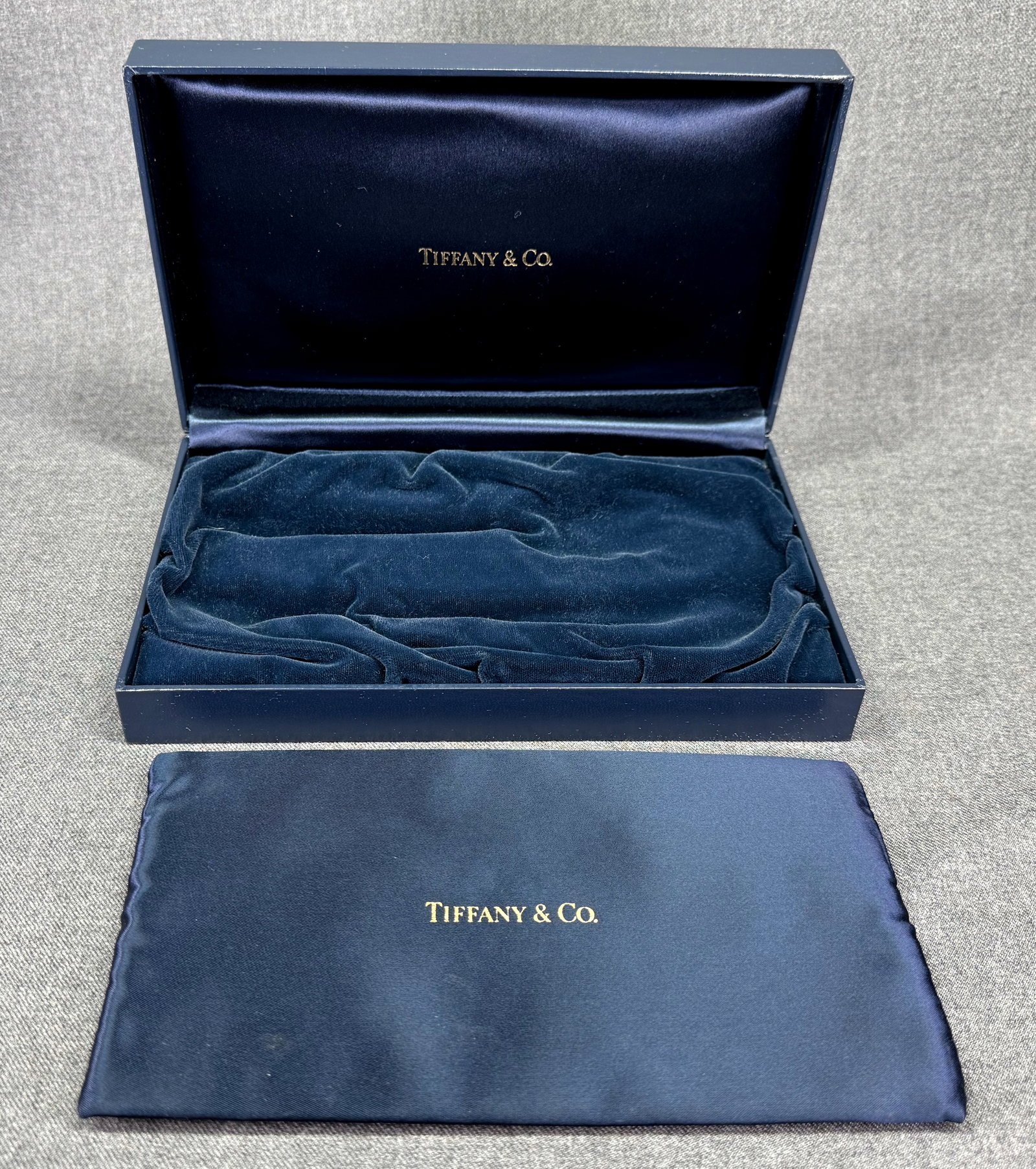 Vintage Tiffany & Co. Navy Blue Fitted Presentation Box with Fabric Pouch. Empty. *M: Vintage Tiffany & Co. Navy Blue Fitted Presentation Box with Fabric Pouch. Empty. For measures please refer to the pictures taken with a measuring tape. Weight: Grams. IN HOUSE FLAT SHIPPING & HANDLIN