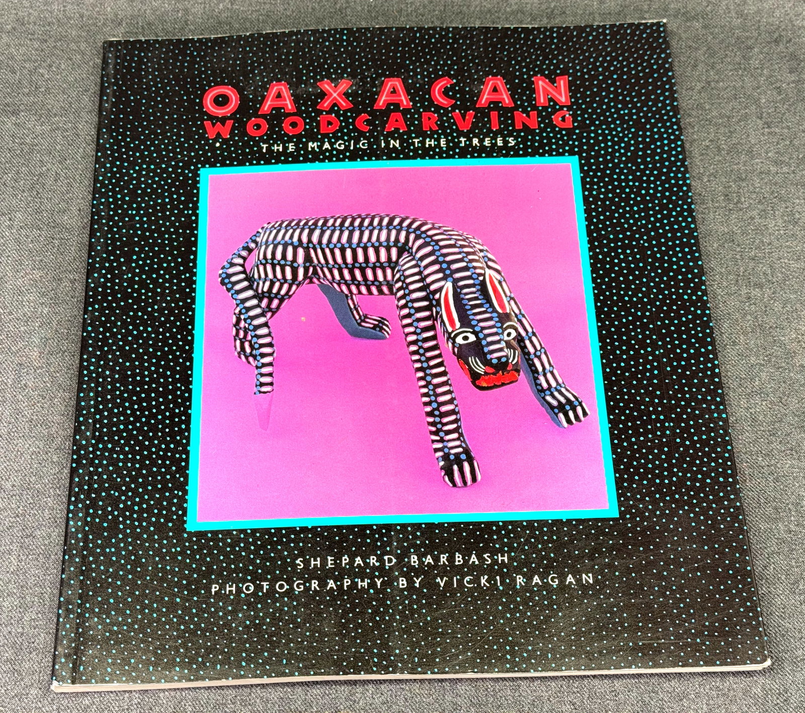 Mexican Folk Art Reference Book: Oaxacan Woodcarving, 1993. *M: Mexican Folk Art Reference Book: Oaxacan Woodcarving, 1993. For measures please refer to the pictures taken with a measuring tape. Weight: Grams. IN HOUSE FLAT SHIPPING & HANDLING COST WITHIN ALL THE 