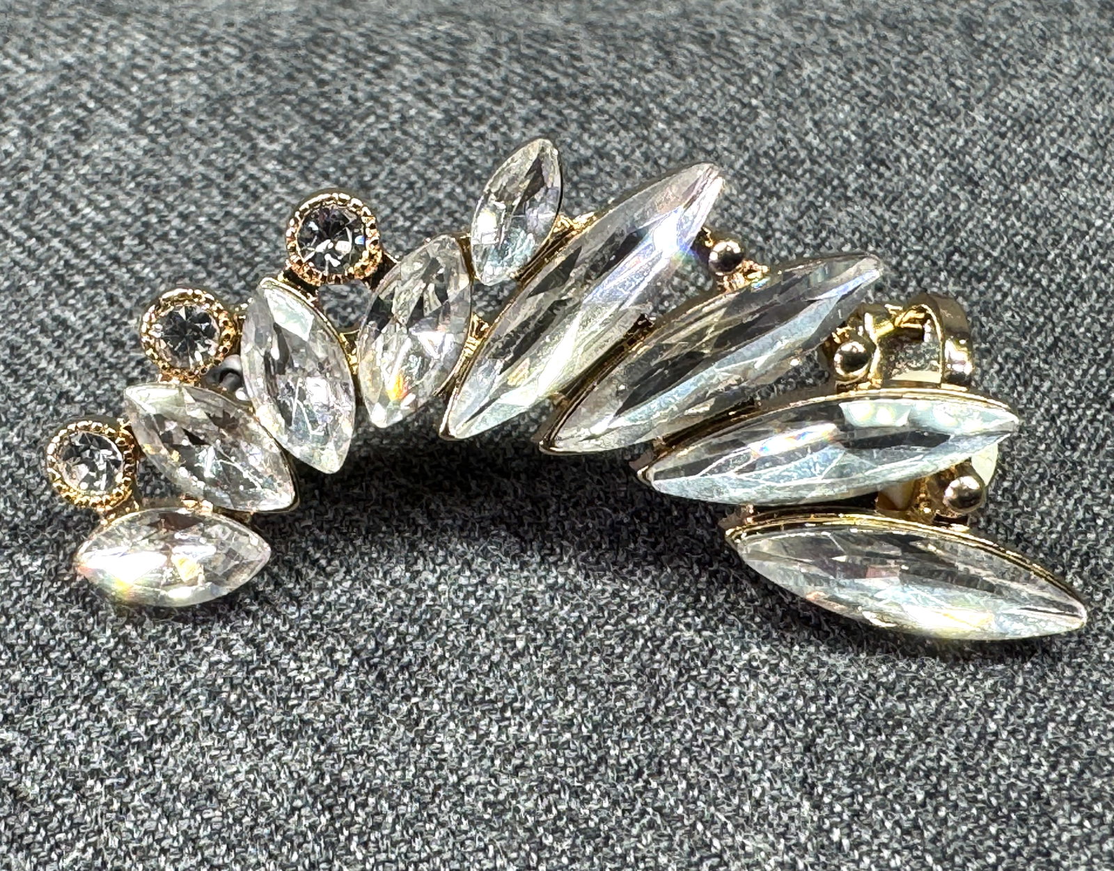 Clear Crystals Leaf Cluster Ear Climber Single Earring. Gold-tone. *M: Clear Crystal Leaf Cluster Ear Climber Single Earring. Gold-tone. Unmarked. For measures please refer to the pictures taken with a measuring tape. Weight: 6Grams Box included. IN HOUSE FLAT SHIPPING &