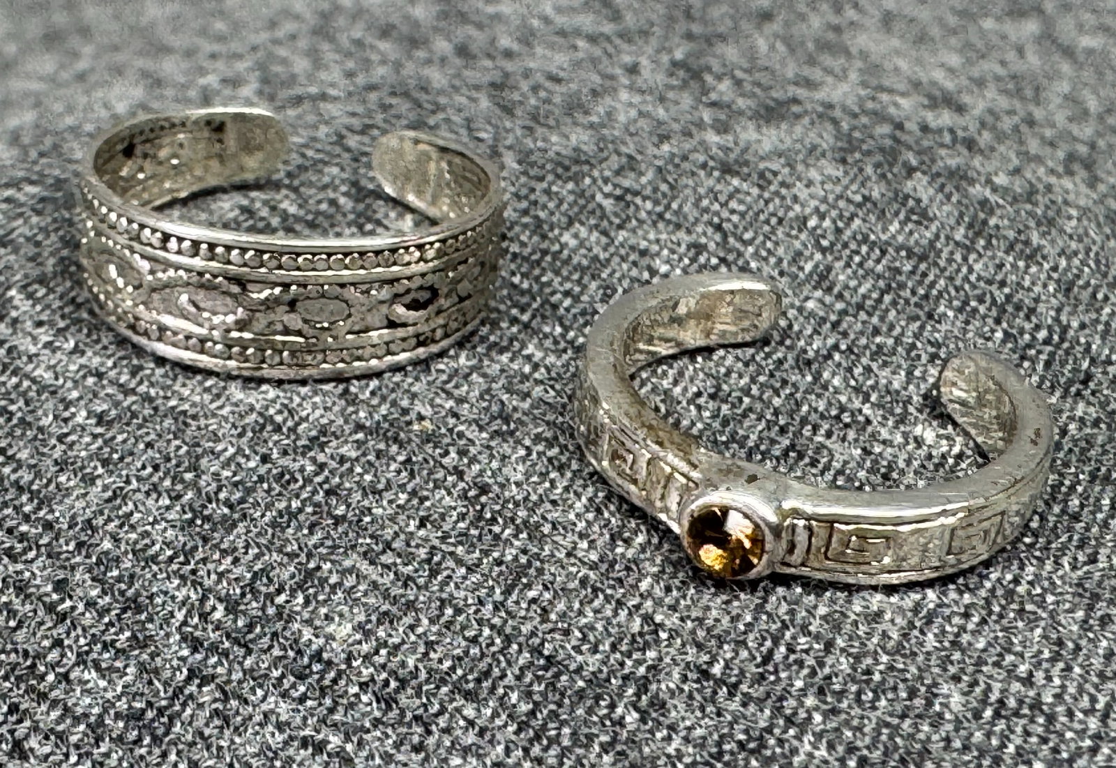 Vintage Silver-Tone Boho Filigree & Greek Key Toe Rings. *M: Vintage Silver-Tone Boho Filigree & Greek Key Toe Rings Unmarked. For measures please refer to the pictures taken with a measuring tape. Weight: 2 Grams. IN HOUSE FLAT SHIPPING & HANDLING COST WITHIN 
