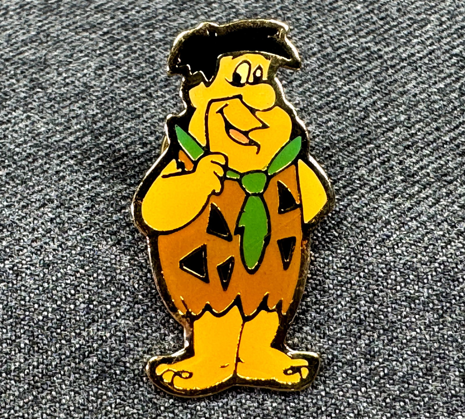 Vintage 1990 Hanna-Barbera Fred Flintstone Enamel Lapel Pin. *M: Vintage 1990 Hanna-Barbera Fred Flintstone Enamel Lapel Pin. Marked. For measures please refer to the pictures taken with a measuring tape. Weight: 4 Grams. IN HOUSE FLAT SHIPPING & HANDLING COST WITH