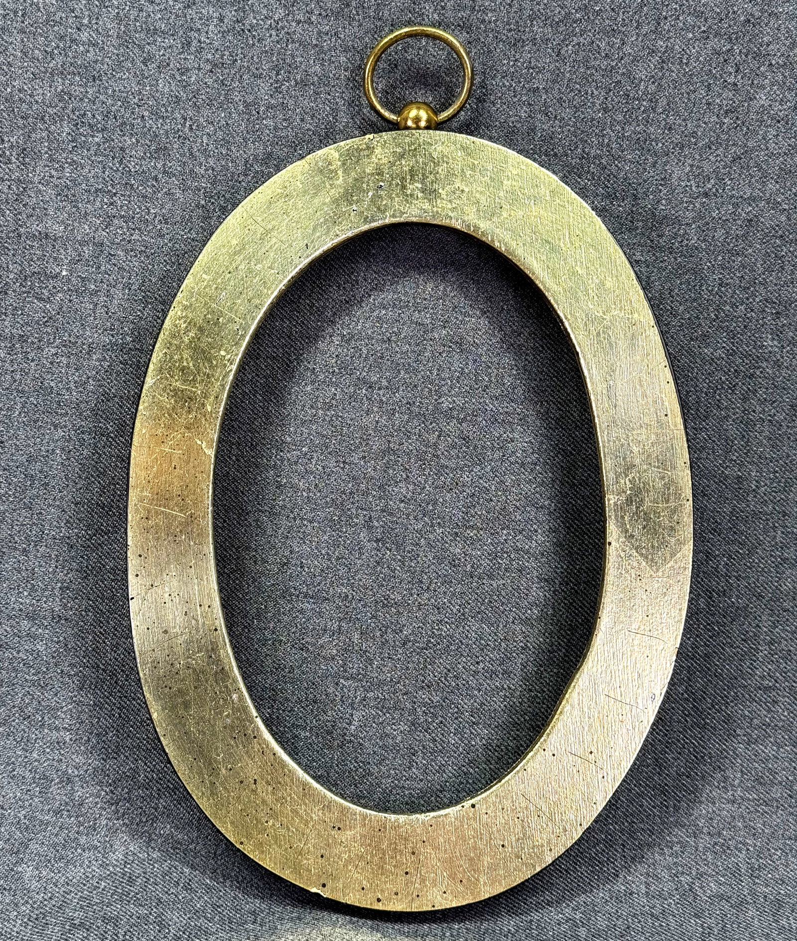 Vintage Gold Leaf Oval Wooden Picture Frame 5 1/2 x 3 3/4 ". *M: Vintage Gold Leaf Oval Wooden Picture Frame 5 1/2 x 3 3/4 ". Metal ring on top. No glass. For measures please refer to the pictures taken with a measuring tape. Weight: Grams. IN HOUSE FLAT SHIPPING &