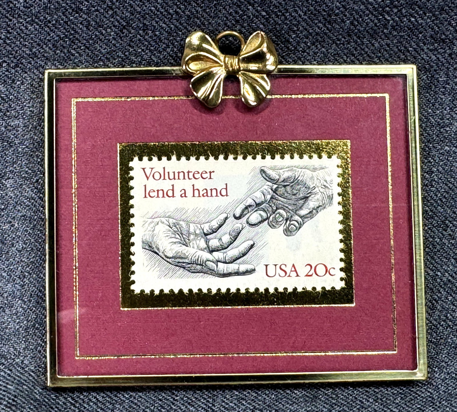 Hanford Heirlooms 1990 Framed 1983 USPS 20c Volunteer Stamp Ltd Ed 2020/8000. *M: Hanford Heirlooms 1990 Framed 1983 USPS 20c Volunteer Stamp Ltd Ed 2020/8000. For measures please refer to the pictures taken with a measuring tape. Weight: Grams. IN HOUSE FLAT SHIPPING & HANDLING CO