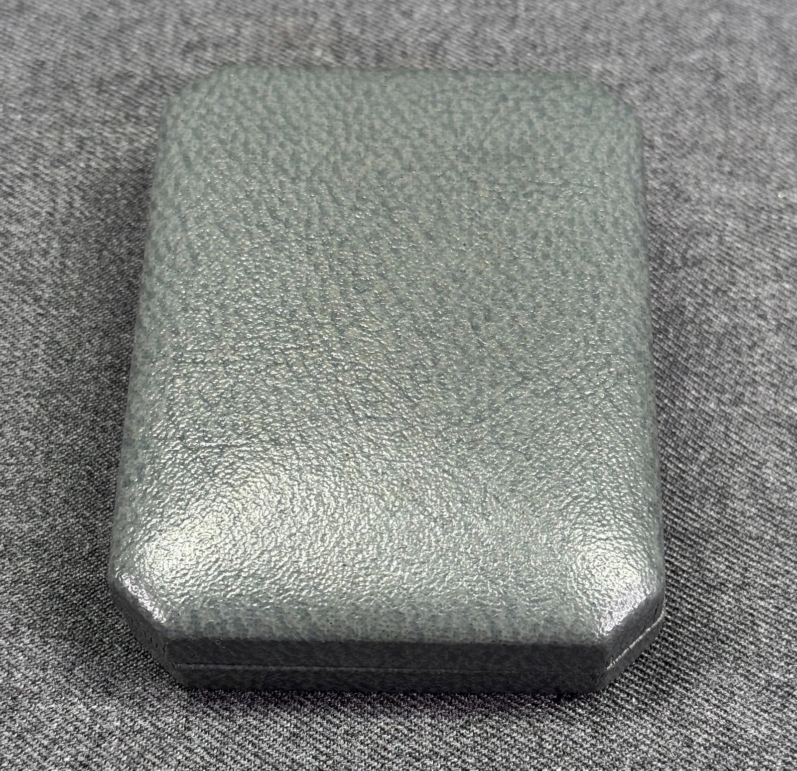 Vintage Ronson Varaflame Empty Presentation Box, Made in England. *M: Vintage Ronson Varaflame Empty Presentation Box, Made in England. Marked For measures please refer to the pictures taken with a measuring tape. Weight: Grams. IN HOUSE FLAT SHIPPING & HANDLING COST WI