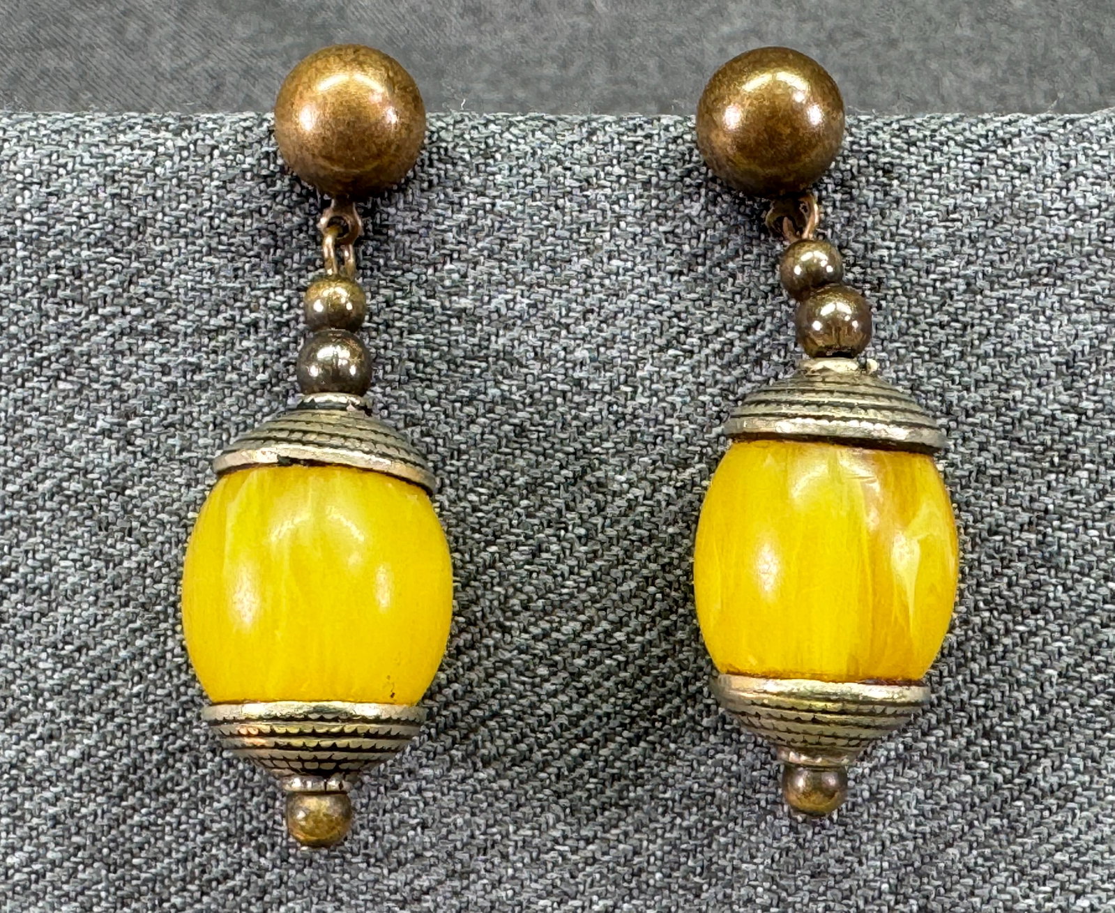 Vintage Boho Ethnic Yellow Butterscotch Dangle Stud Earrings. *h: Vintage Boho Ethnic Yellow Butterscotch Dangle Stud Earrings. Phenolic resin, multi-metal. Unmarked. For measures please refer to the pictures taken with a measuring tape. Weight: 14 Grams. IN HOUSE F