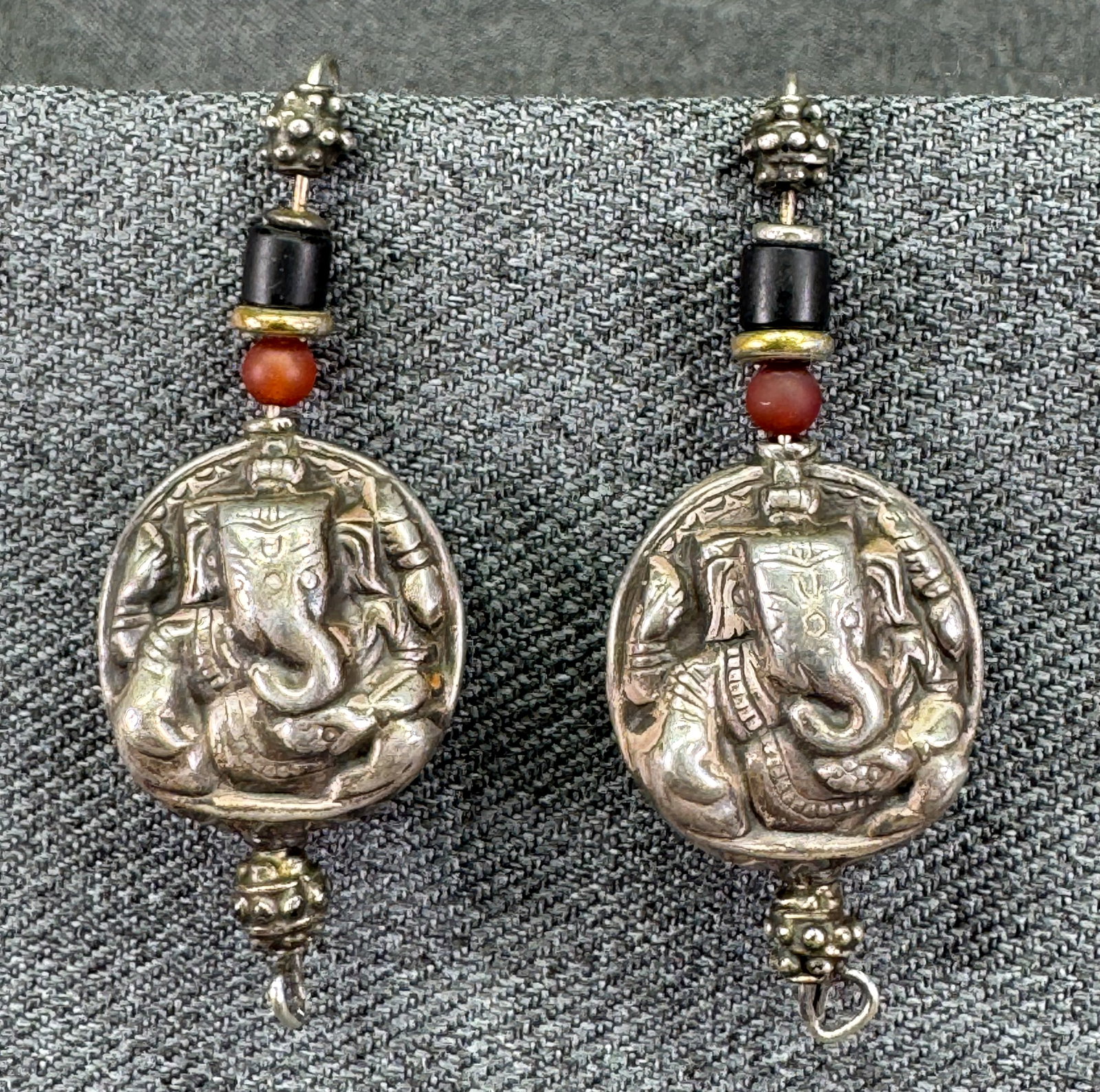 Vintage Artisan Ethnic Style Elephant God Ganesha Drop Earrings. Silver-Tone, Glass Bead *h: Vintage Artisan Ethnic Style Elephant God Ganesha Drop Earrings. Silver-Tone, Glass Bead . Unmarked. For measures please refer to the pictures taken with a measuring tape. Weight: 12 Grams. IN HOUSE F