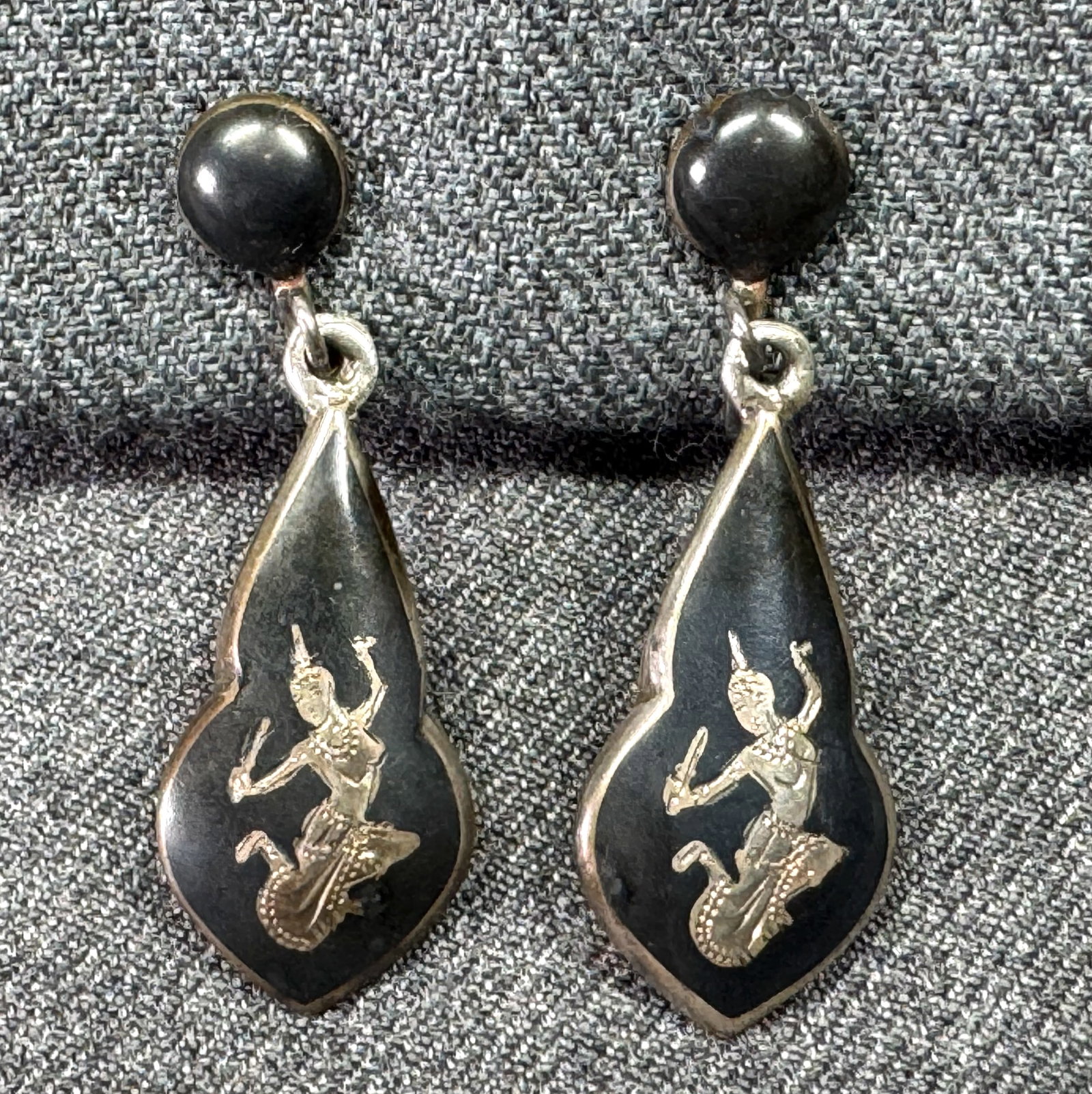 Vintage Ramasson Siam Niello Sterling screw back earrings: IN HOUSE FLAT SHIPPING & HANDLING COST WITHIN ALL THE U.S. : 7 To bypass LiveShipping, and use our In-House shipping service for 7 or shipping combined for multiple lots, please select “Arrange 