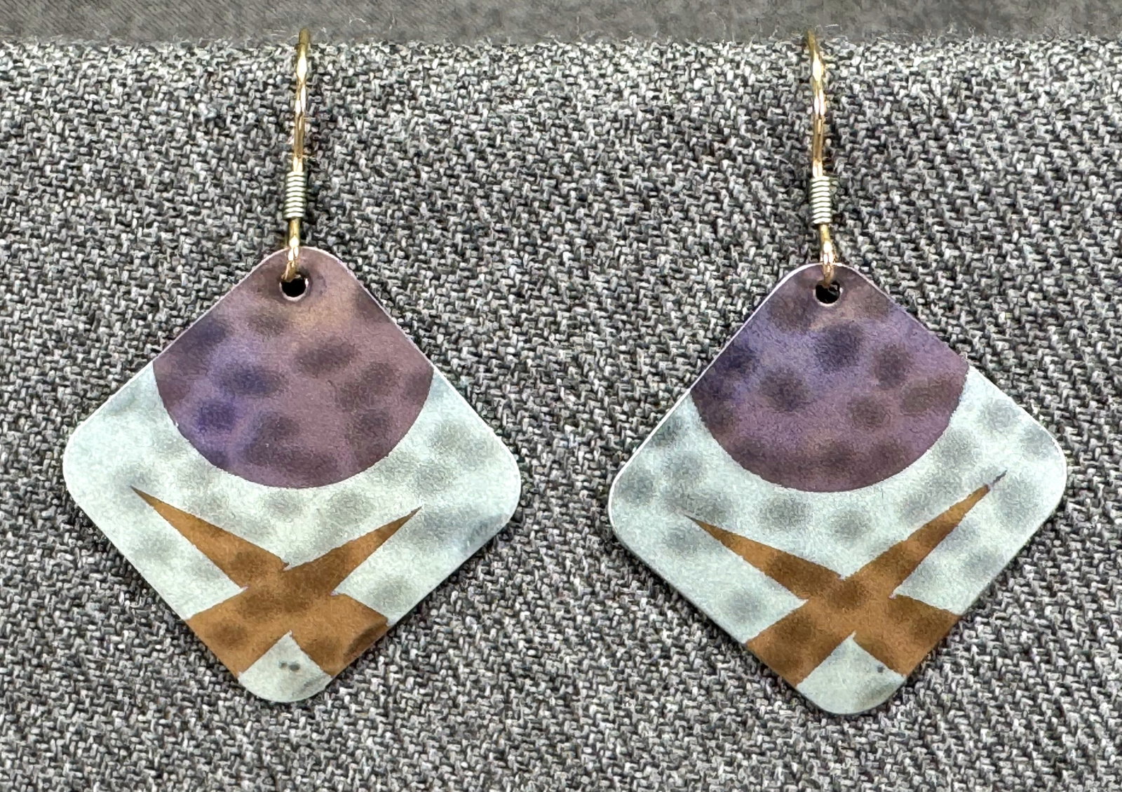 Vintage Holly Yashi niobium hook earrings: IN HOUSE FLAT SHIPPING & HANDLING COST WITHIN ALL THE U.S. : 7 To bypass LiveShipping, and use our In-House shipping service for 7 or shipping combined for multiple lots, please select “Arrange 