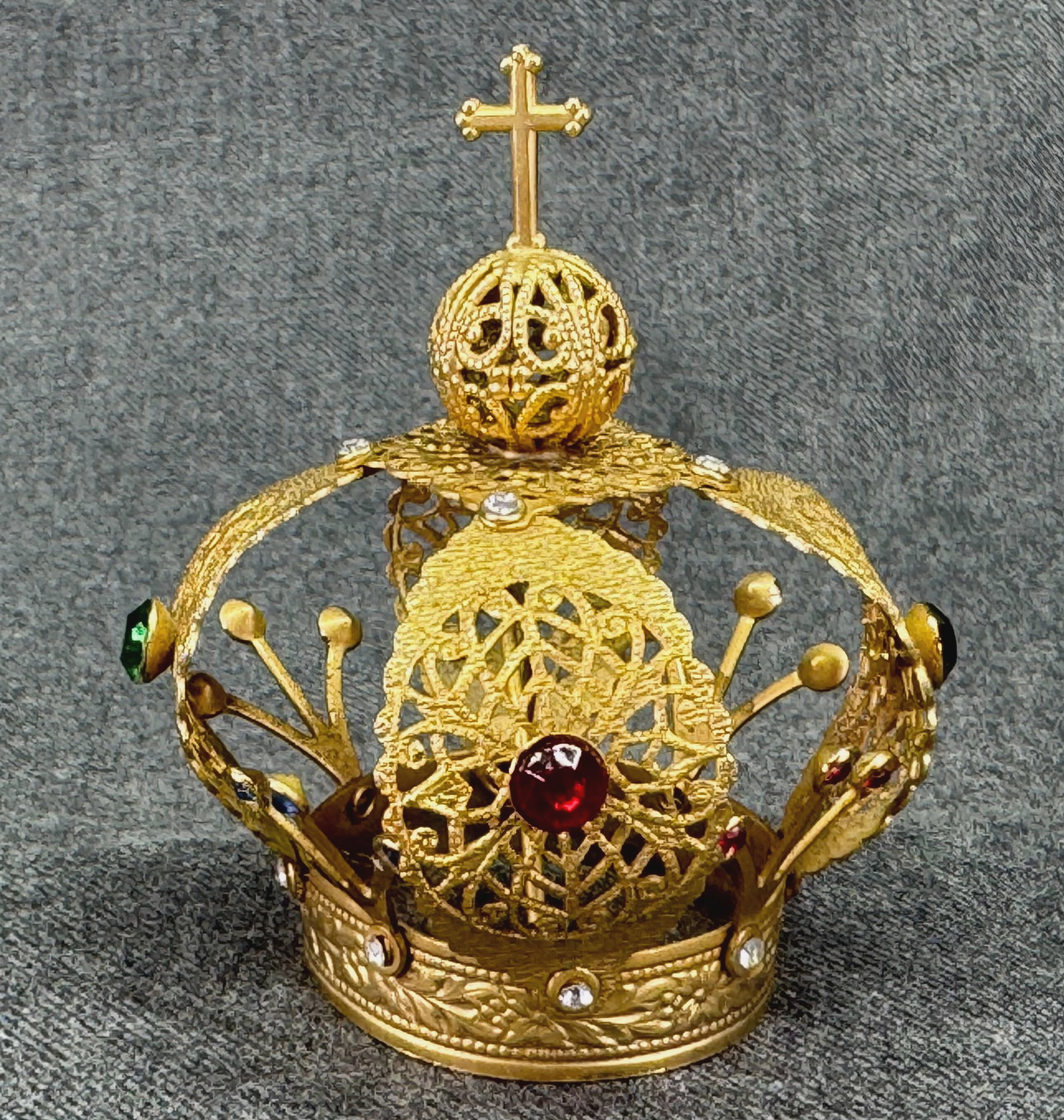 Vintage Infant of Prague Jeweled Small Crown. Filigree Gold Plated Brass. *L: Vintage Infant of Prague Jeweled Small Crown. Filigree Gold Plated Brass. Unmarked. For measures please refer to the pictures taken with a measuring tape. Weight: 23 Grams. IN HOUSE FLAT SHIPPING & HA