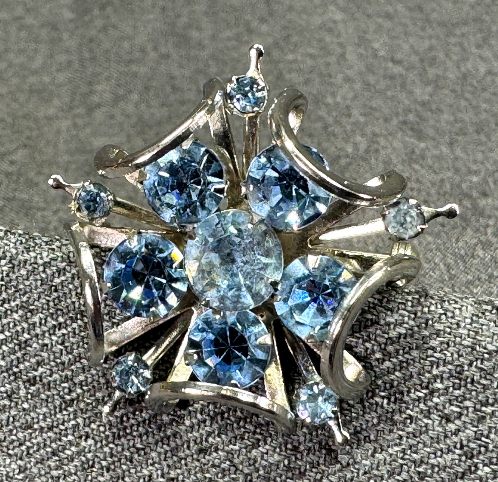 Vintage Blue Crystals Starburst Flower Brooch Pin. Silver-tone. *L: Vintage Blue Crystals Starburst Flower Brooch Pin. Silver-tone. Unmarked. For measures please refer to the pictures taken with a measuring tape. Weight: 11 Grams. IN HOUSE FLAT SHIPPING & HANDLING COS