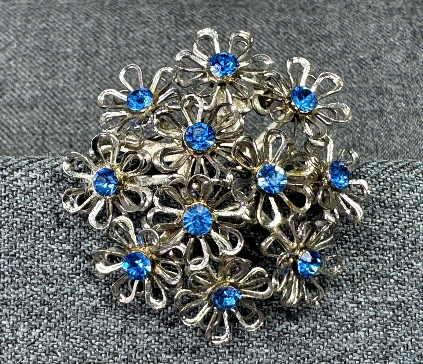 Vintage Blue Crystals Openwork Flower Cluster Dome Pin Brooch. *L: Vintage Blue Crystals Openwork Flower Cluster Dome Pin Brooch. Silver-tone. Unmarked. For measures please refer to the pictures taken with a measuring tape. Weight: 8 Grams. IN HOUSE FLAT SHIPPING & H