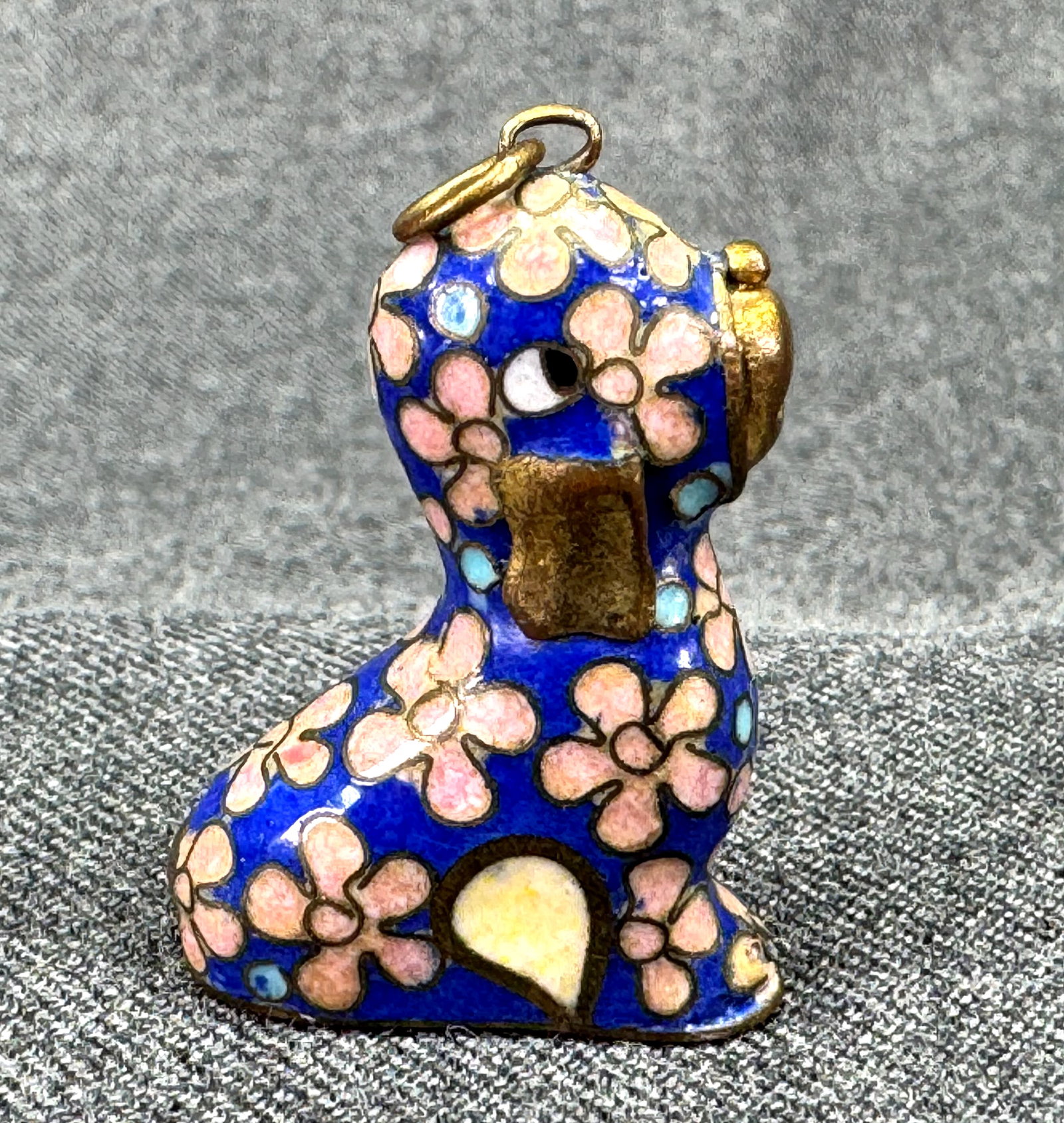 Vintage Chinese Cloisonné Dog Pendant Charm. Blue Floral Double-Sided Puffy Puppy. *f: Vintage Chinese Cloisonné Dog Pendant Charm. Blue Floral Double-Sided Puffy Puppy. Unmarked. For measures please refer to the pictures taken with a measuring tape. Weight: 11 Grams. IN HOUSE FLAT