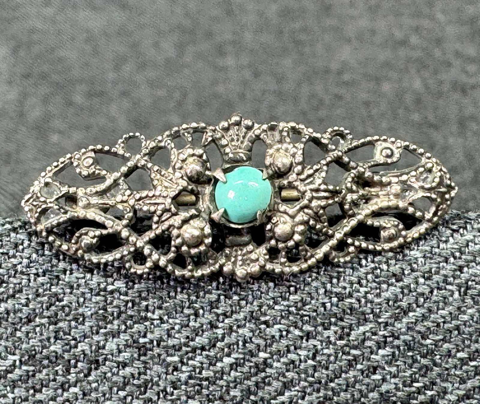 Vintage China Export Miniature Pin Brooch. Turquoise Filigree Silvertone. *L: Vintage China Export Miniature Pin Brooch. Turquoise Filigree Silvertone. Unmarked. For measures please refer to the pictures taken with a measuring tape. Weight: 2 Grams. IN HOUSE FLAT SHIPPING & HAN