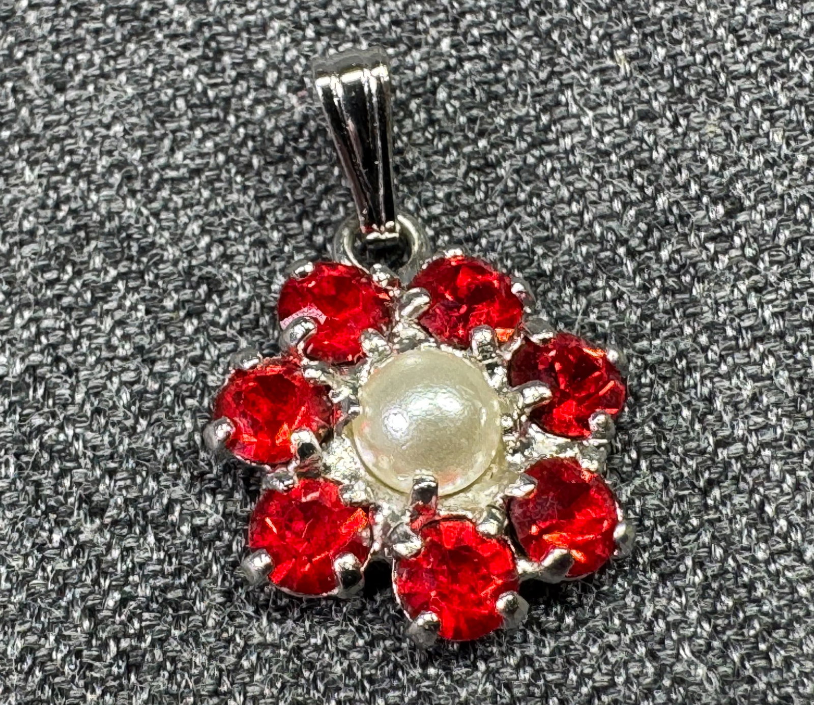 Vintage Sterling Silver Red Crystal Faux Pearl Flower Cluster Pendant . *h: Vintage Sterling Silver Red Crystal Faux Pearl Flower Cluster Pendant. Marked sterling on bail. For measures please refer to the pictures taken with a measuring tape. Weight: 0.77 Grams. IN HOUSE FLAT