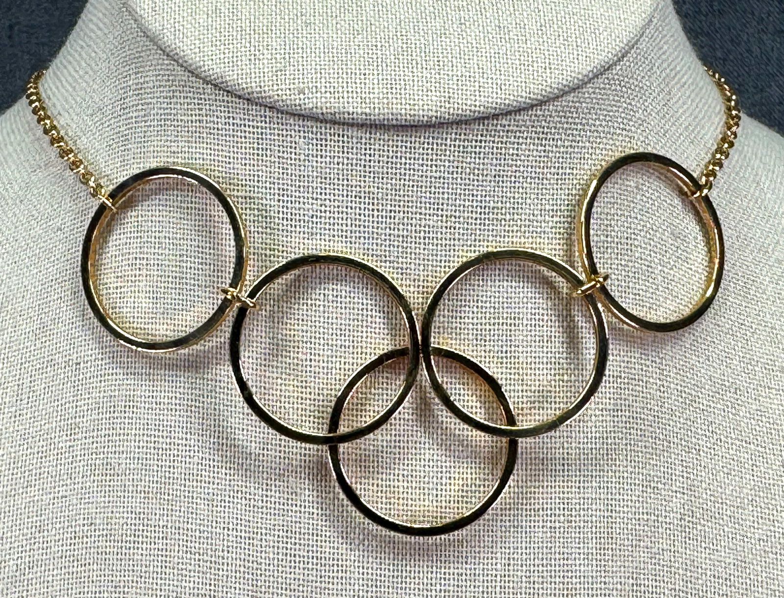 Vintage Avon 1970s Interlocking Ring Bib Necklace. Gold-tone. *L: Vintage Avon 1970s Interlocking Ring Bib Necklace. Gold-tone. Marked. For measures please refer to the pictures taken with a measuring tape. Weight: 12 Grams. IN HOUSE FLAT SHIPPING & HANDLING COST WI