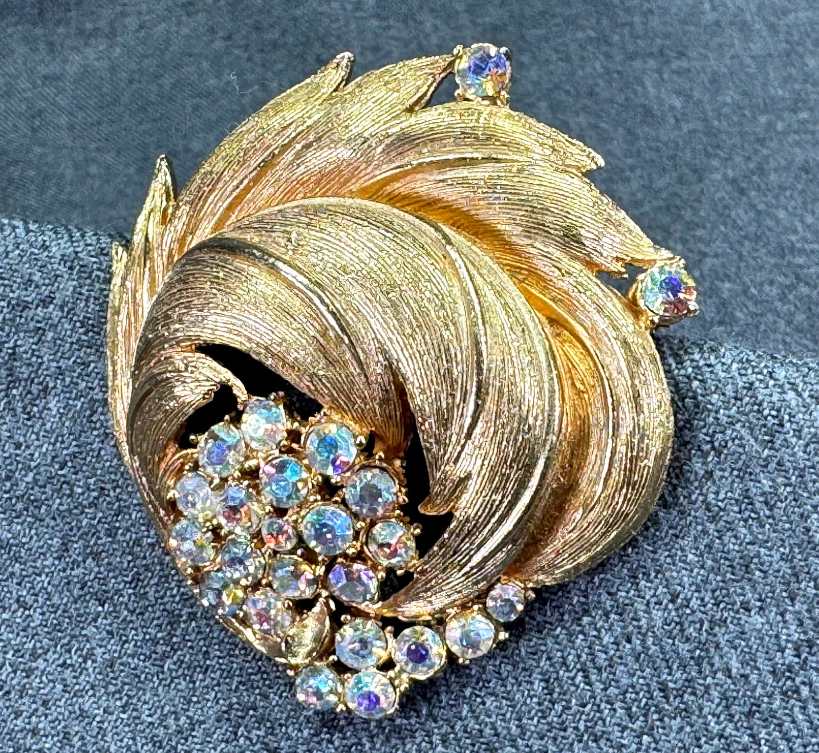 Vintage Coro style Feather Brooch Pin. AB Crystals Textured Gold-tone. *f: Vintage Feather Brooch Pin. Aurora Borealis Crystals Textured Gold-tone. Unmarked. For measures please refer to the pictures taken with a measuring tape. Weight: 30 Grams. IN HOUSE FLAT SHIPPING & HAN