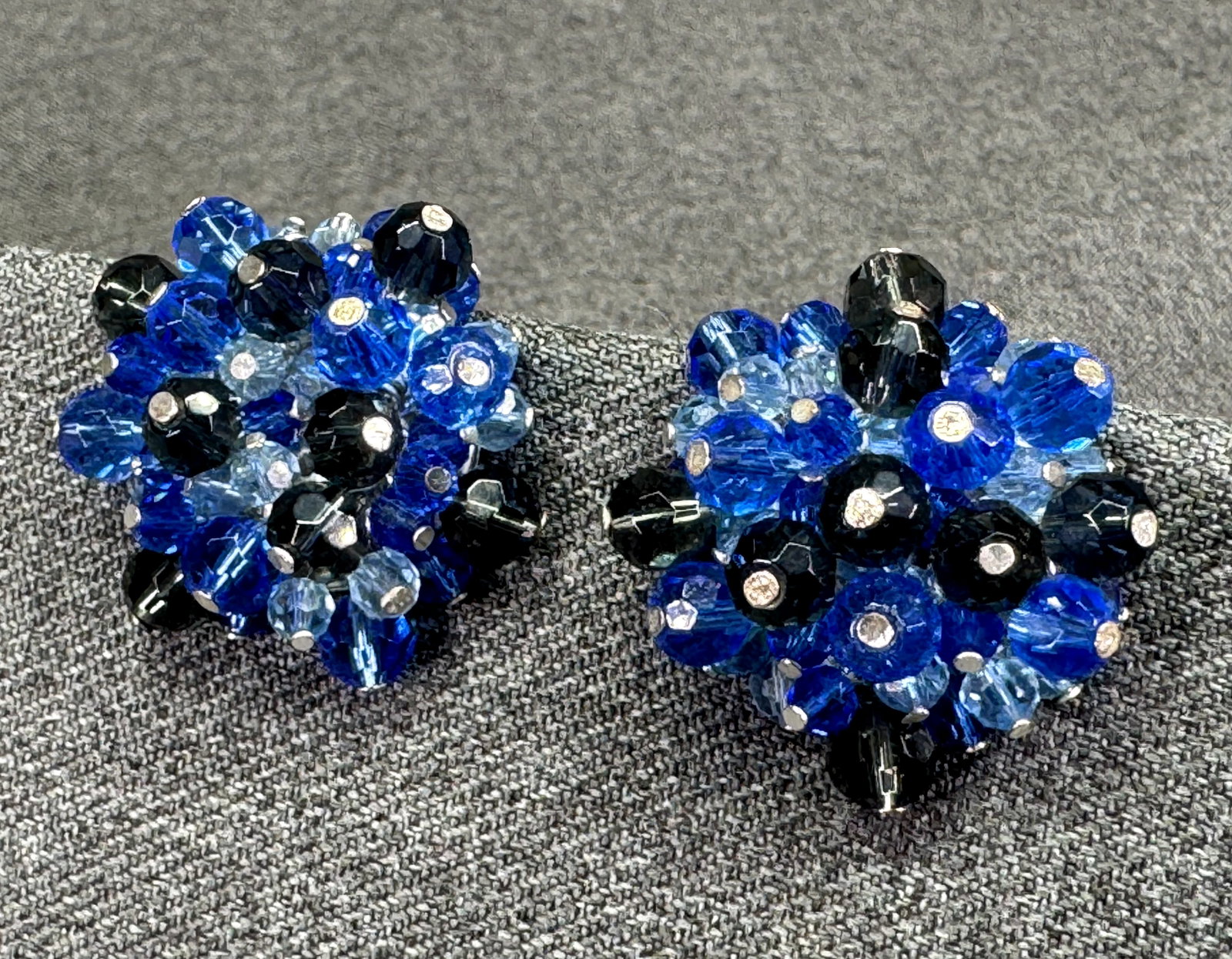 Vintage Mid Century Crystals Cluster Dome Clip On Earrings. Clear & Dark Blue. *J: Vintage Mid Century Crystals Cluster Dome Clip On Earrings. Clear & Dark Blue. Silver-tone. For measures please refer to the pictures taken with a measuring tape. Weight: 22 Grams. IN HOUSE FLAT SHIPP