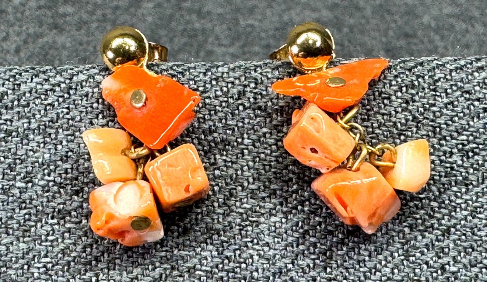 Vintage Orange Coral Cluster Dangle Stud Earrings. Gold-Tone . *h: Vintage Orange Coral Cluster Dangle Stud Earrings Gold-Tone . Unmarked. For measures please refer to the pictures taken with a measuring tape. Weight: 0.95 Grams. IN HOUSE FLAT SHIPPING & HANDLING COS