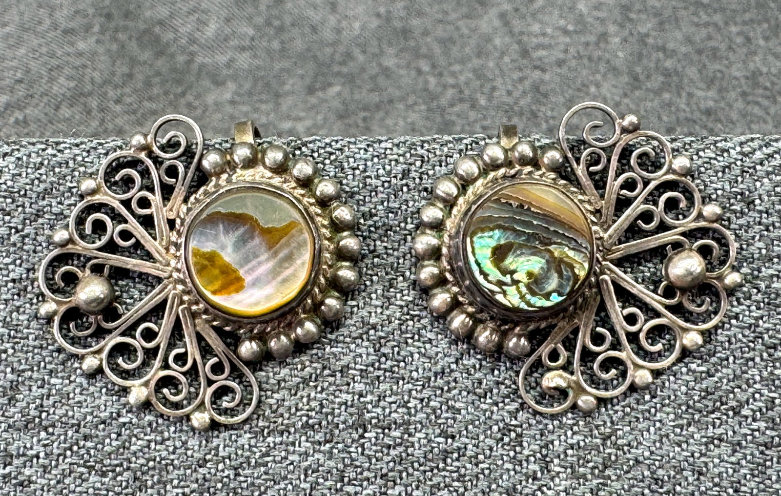 Vintage Early Mexico Sterling Silver Abalone Filigree Screw Back Earrings. *h: Vintage Early Mexico Sterling Silver Abalone Filigree Screw Back Earrings. Marked. For measures please refer to the pictures taken with a measuring tape. Weight: 6.38 Grams. IN HOUSE FLAT SHIPPING & H
