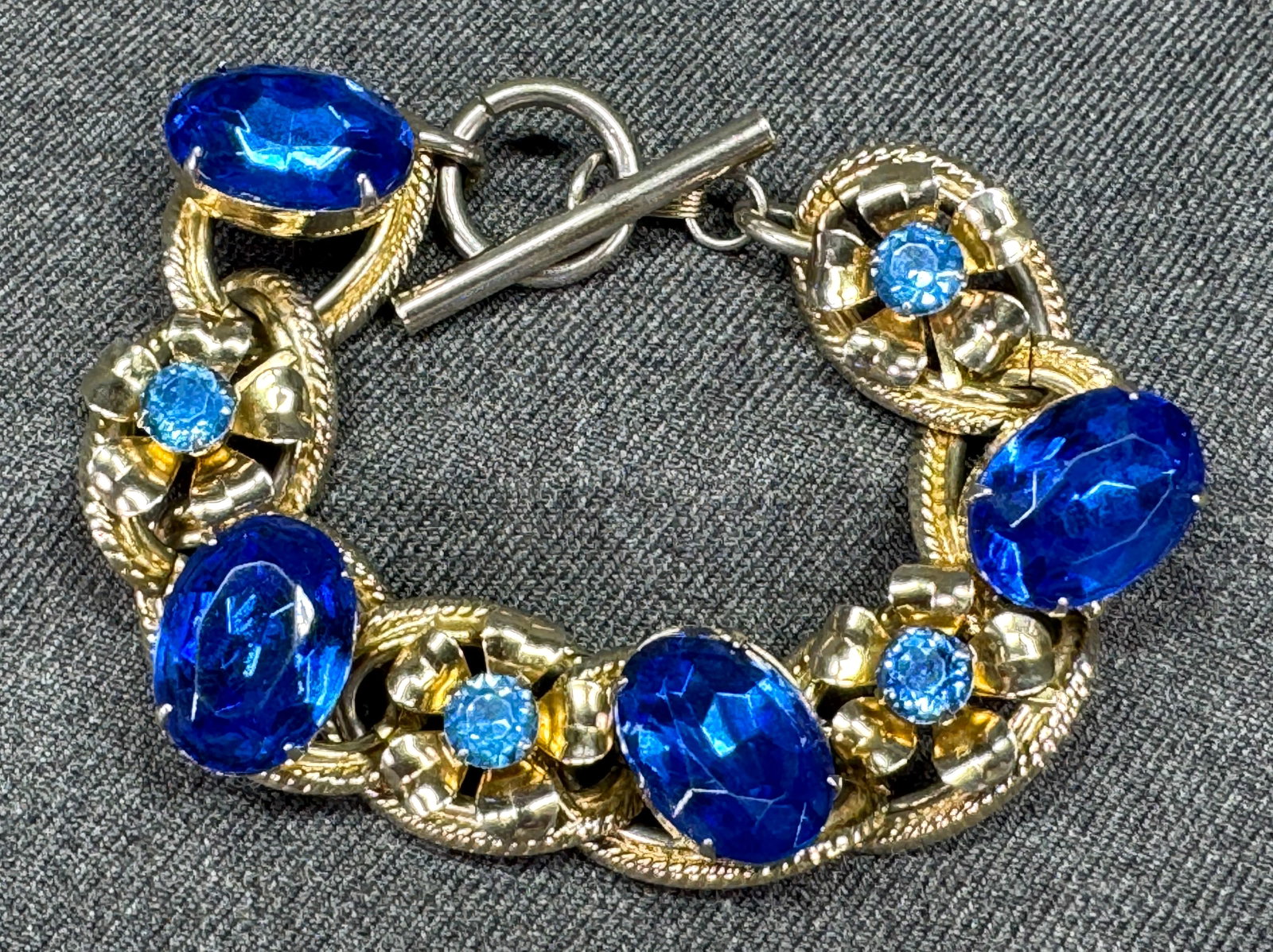 Vintage Juliana Style blue crystals gold-toned bracelet: IN HOUSE FLAT SHIPPING & HANDLING COST WITHIN ALL THE U.S. : 7 To bypass LiveShipping, and use our In-House shipping service for 7 or shipping combined for multiple lots, plase select “Arrange Y
