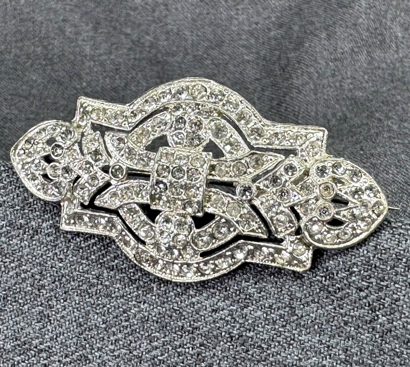 Antique Art Deco Pot Metal Paste Rhinestones Brooch Pin. *J: Antique Art Deco Pot Metal Paste Rhinestones Brooch Pin. Unmarked. For measures please refer to the pictures taken with a measuring tape. Weight: 8015 Grams. IN HOUSE FLAT SHIPPING & HANDLING COST WIT
