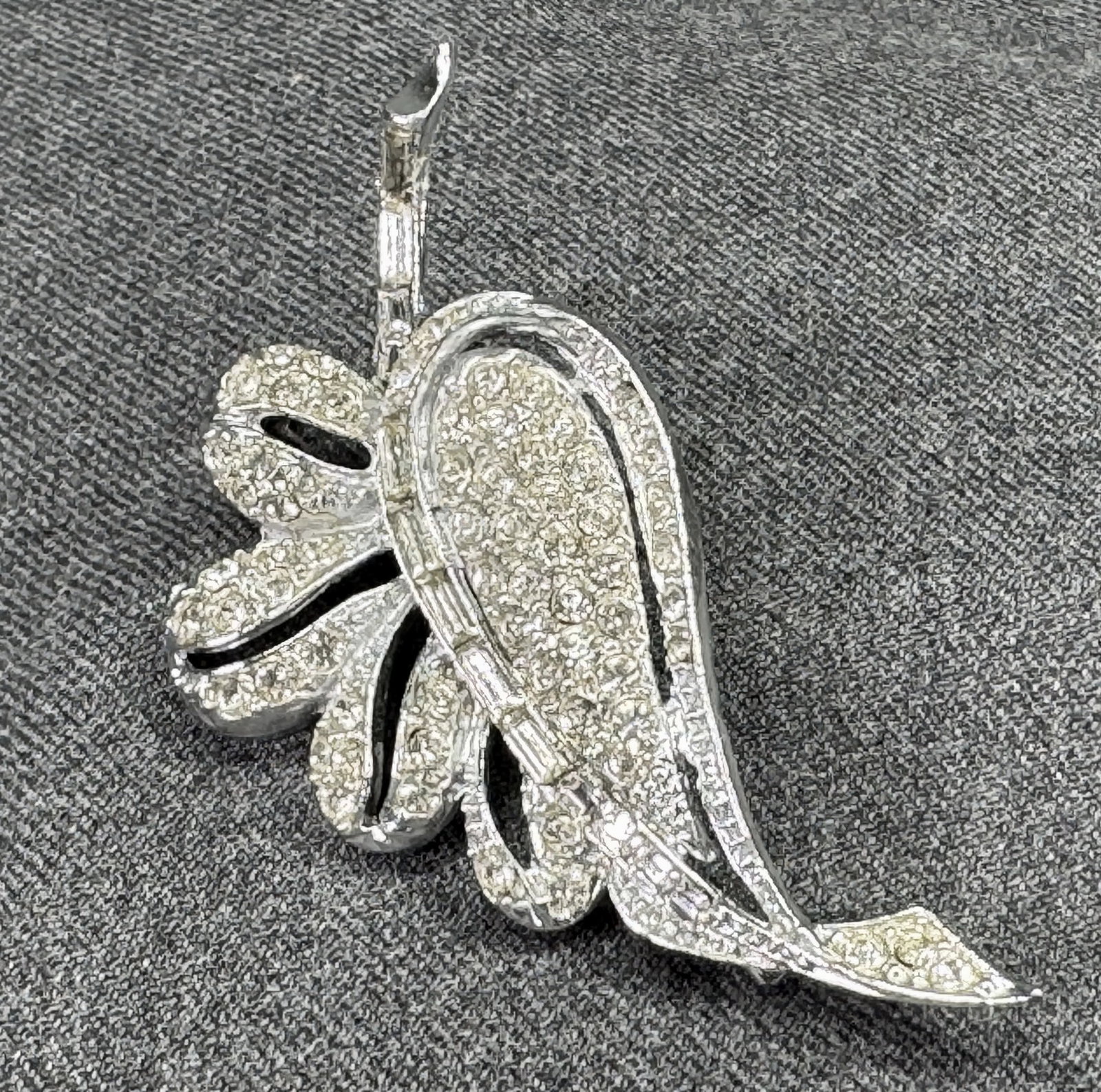 Vintage 40s Art Deco Pot Metal Rhinestone Leaf Spray Wing Brooch Pin. *J: Vintage 40s Art Deco Pot Metal Rhinestone Leaf Spray Wing Brooch Pin. Unmarked. For measures please refer to the pictures taken with a measuring tape. Weight: 21 Grams. IN HOUSE FLAT SHIPPING & HANDLI