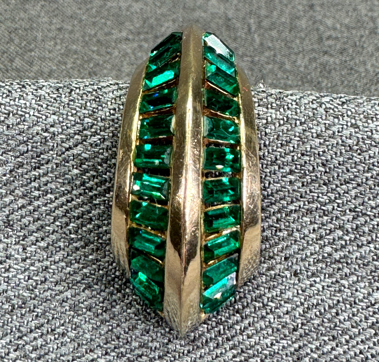 Vintage Marcel Boucher 1940s Fur Clip. Green Baguette Crystals, Gold-plated. *h: Vintage Marcel Boucher 1940s Fur Clip. Green Baguette Crystals, Gold-plated. Marked Boucher 3165. For measures please refer to the pictures taken with a measuring tape. Weight: 15 Grams. IN HOUSE FLAT