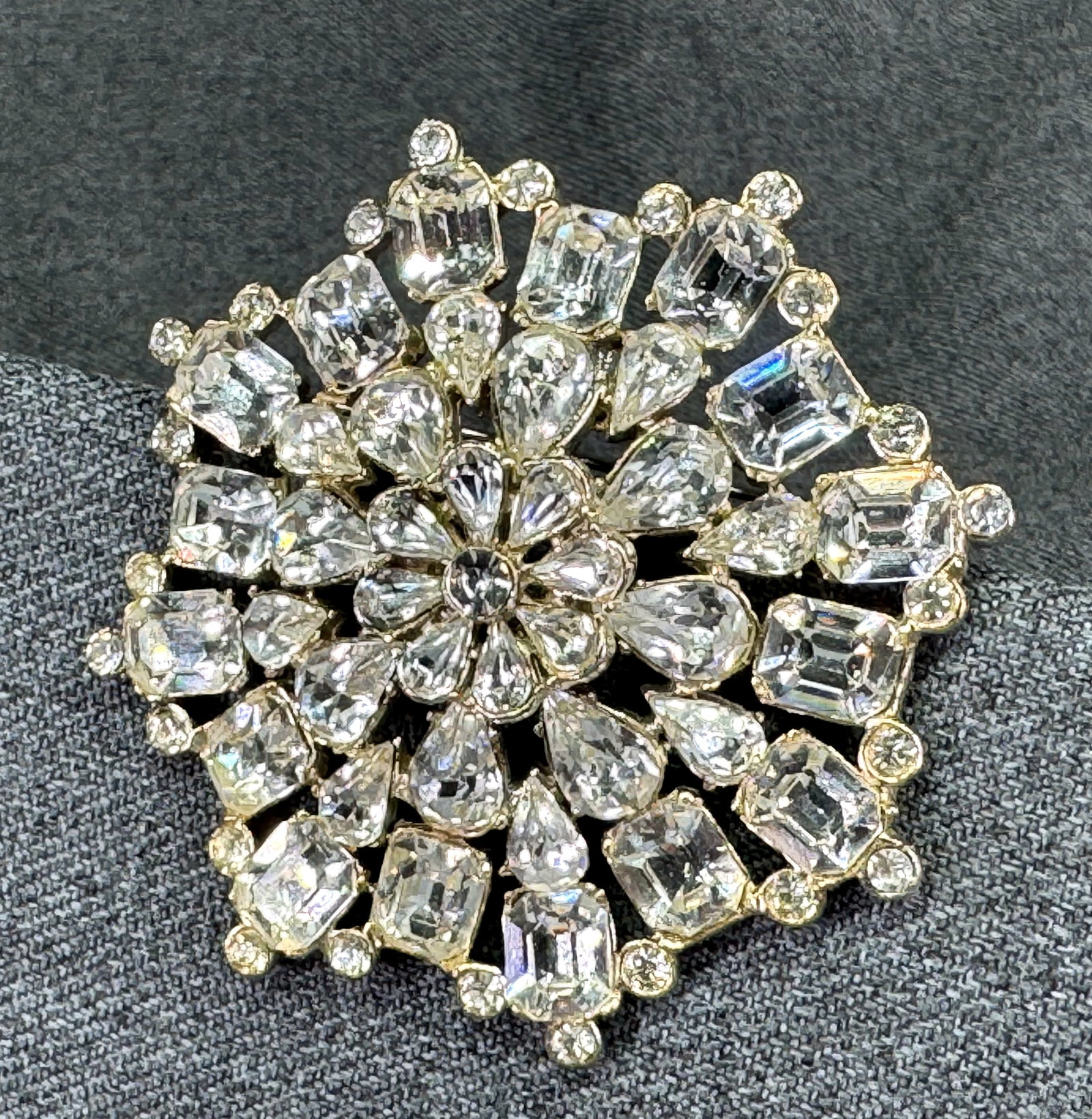 Vintage 1950s Layered Crystals Flower Statement Brooch Pin. Gold-tone. 1p*h: Vintage 1950s Layered Crystals Flower Statement Brooch Pin. Gold-tone. Unmarked. For measures please refer to the pictures taken with a measuring tape. Weight: 36 Grams. IN HOUSE FLAT SHIPPING & HANDL