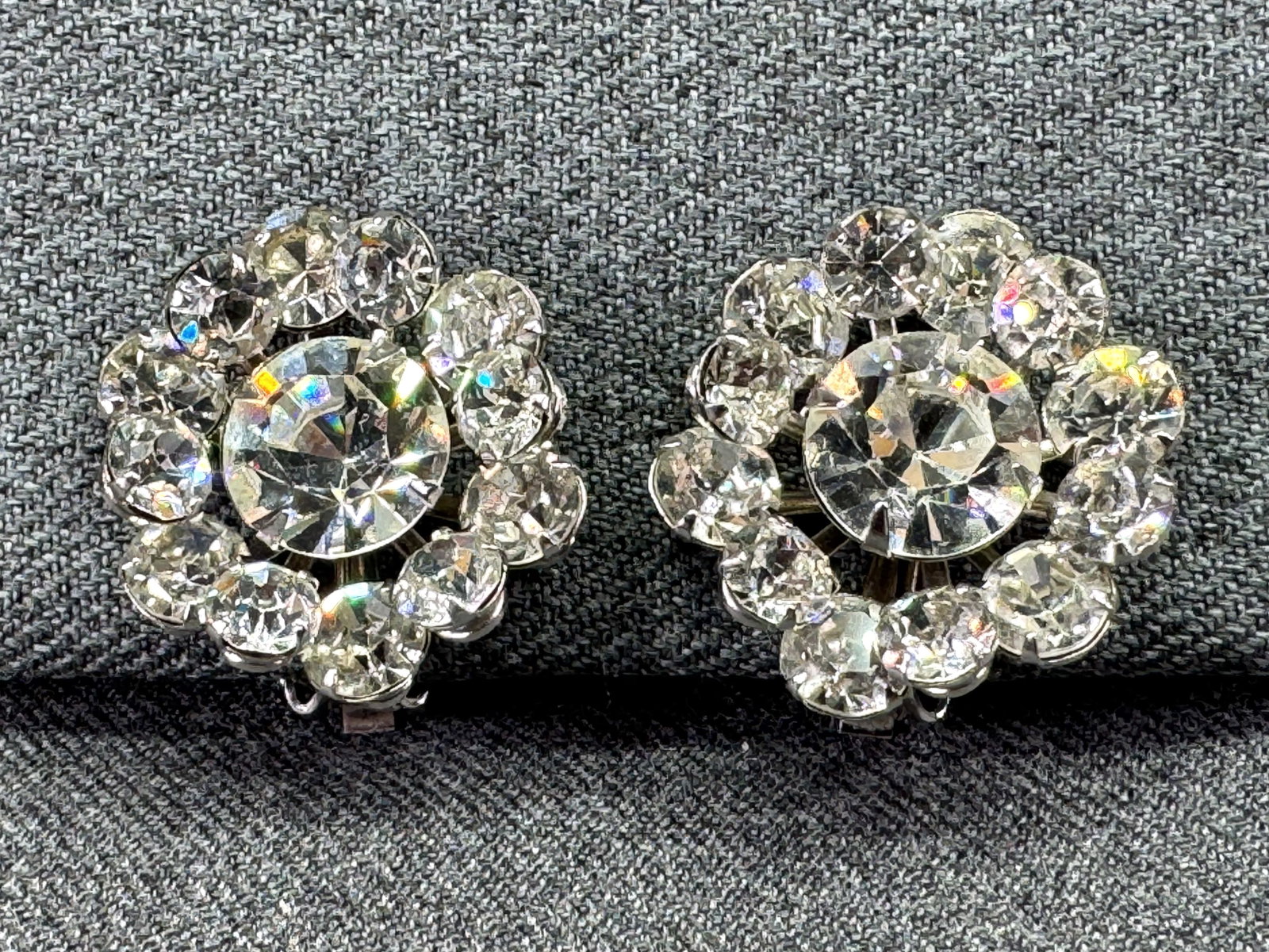Vintage Beau Jewels Crystals Cluster Flower Clip-On Earrings. Silver-tone. 1q*h: Vintage Beau Jewels Crystals Cluster Flower Clip-On Earrings. Silver-tone. Unmarked. For measures please refer to the pictures taken with a measuring tape. Weight: 15 Grams. IN HOUSE FLAT SHIPPING & H