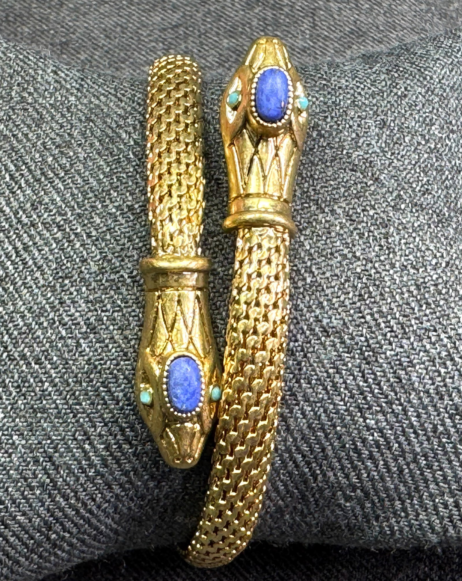 Stella & Dot Egyptian Revival Double Head Snake Coil Mesh Wrap Bracelet. Retired. *f: Stella & Dot Egyptian Revival Double Head Snake Coil Mesh Wrap Bracelet. Flexible Fit. Simulated turquoise & lapis accents. Gold-toned. Marked. For measures please refer to the pictures taken with a m