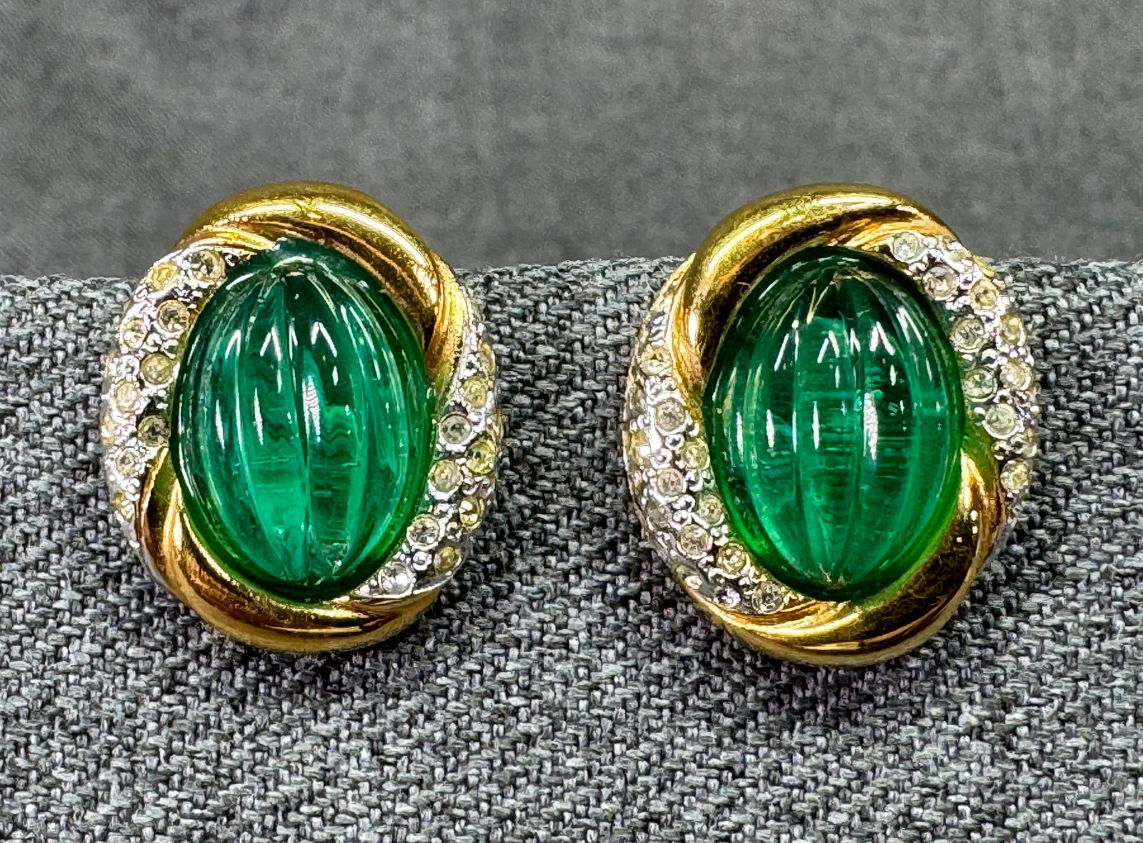 Vintage 1980s Emerald-Green Melon Glass Cabochon Stud Earrings. Crystals Halo. Gold-tone. *h: Vintage 1980s Emerald-Green Melon Glass Cabochon Stud Earrings. Crystals Halo. Gold-tone. Unidentified Mark. For measures please refer to the pictures taken with a measuring tape. Weight: 9 Grams. IN 