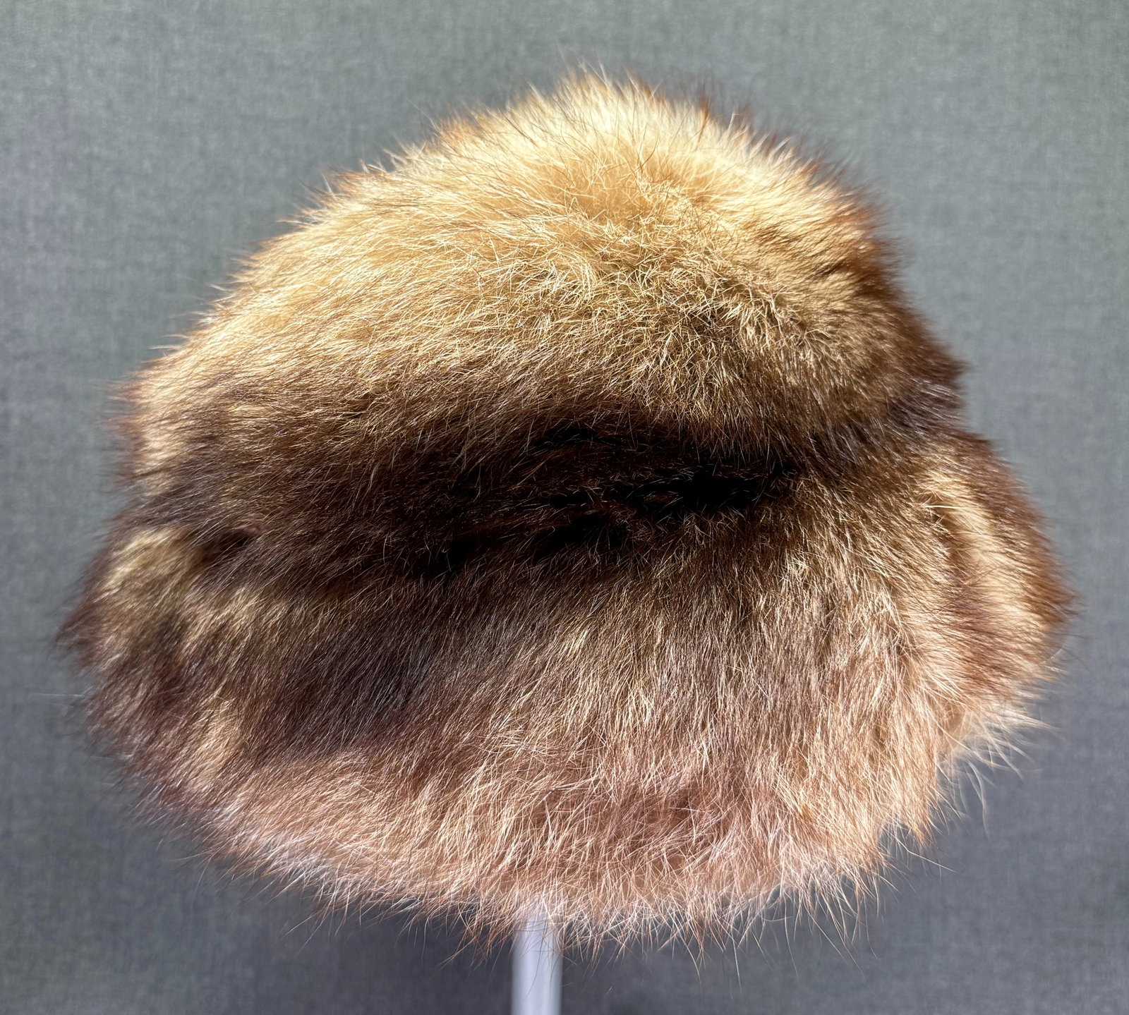 Vintage 1960s Marshall Field & Co Natural Raccoon Fur Hat. Original Label. *J: Vintage 1960s Marshall Field & Co Natural Raccoon Fur Hat. Original Label. It measures around 22 inches interior circumference. For measures please refer to the pictures taken with a measuring tape. W