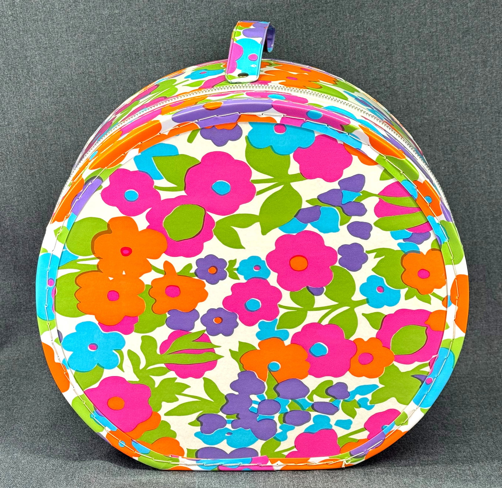 Vintage 60s 70s Flower Power Vinyl Hat Box Travel Case Bag. *L: Vintage 60s 70s Flower Power Vinyl Hat Box Travel Case Bag. metal zipper. Unmarked. For measures please refer to the pictures taken with a measuring tape. IN HOUSE FLAT SHIPPING & HANDLING COST WITHIN