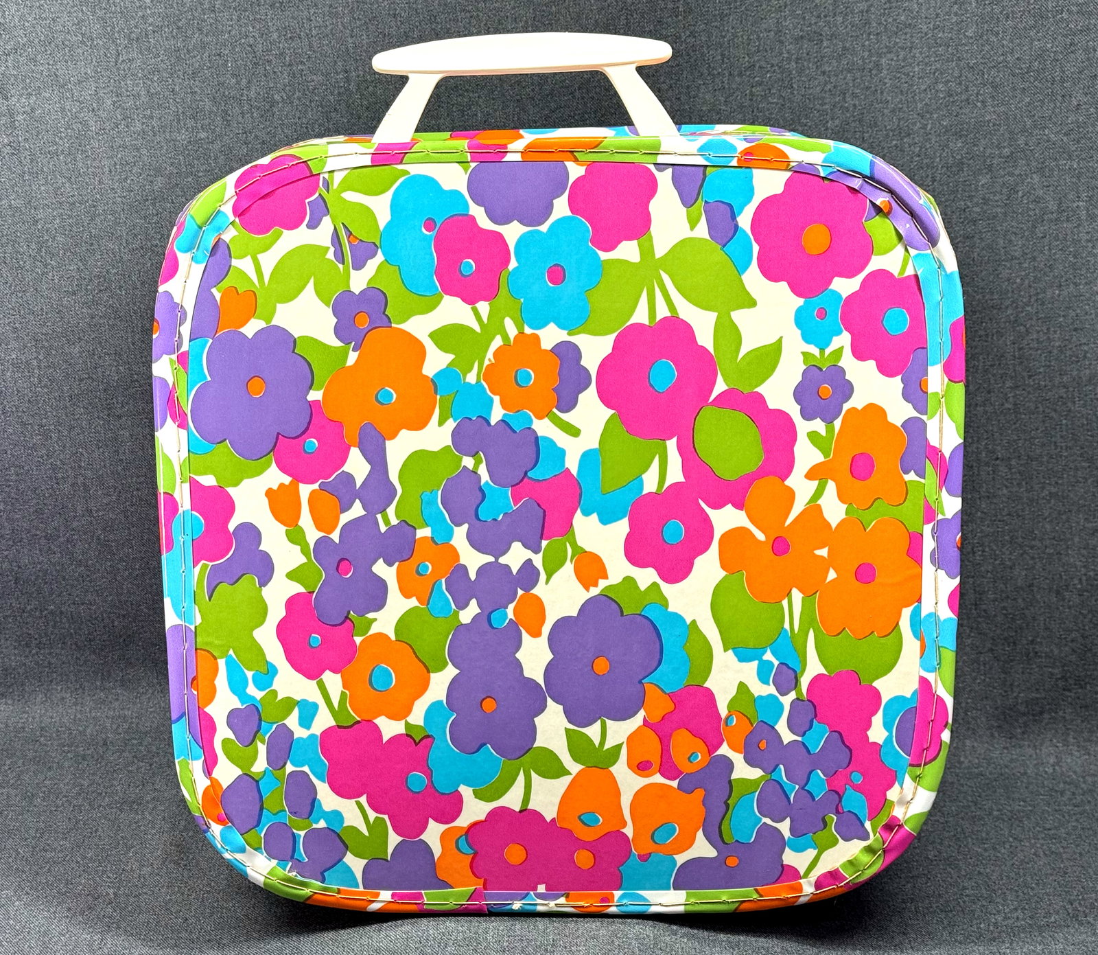 Vintage 60s 70s Flower Power Vinyl Travel Case Bag. *L: Vintage 60s 70s Flower Power Vinyl Travel Case Bag. metal zipper. Unmarked. For measures please refer to the pictures taken with a measuring tape. IN HOUSE FLAT SHIPPING & HANDLING COST WITHIN ALL THE