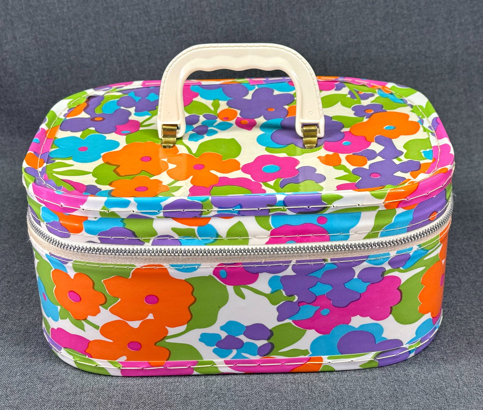 Vintage 60s 70s Flower Power Vinyl Makeup Travel Case Bag. *L: Vintage 60s 70s Flower Power Vinyl Makeup Travel Case Bag. metal zipper. Unmarked. For measures please refer to the pictures taken with a measuring tape. IN HOUSE FLAT SHIPPING & HANDLING COST WITHIN 