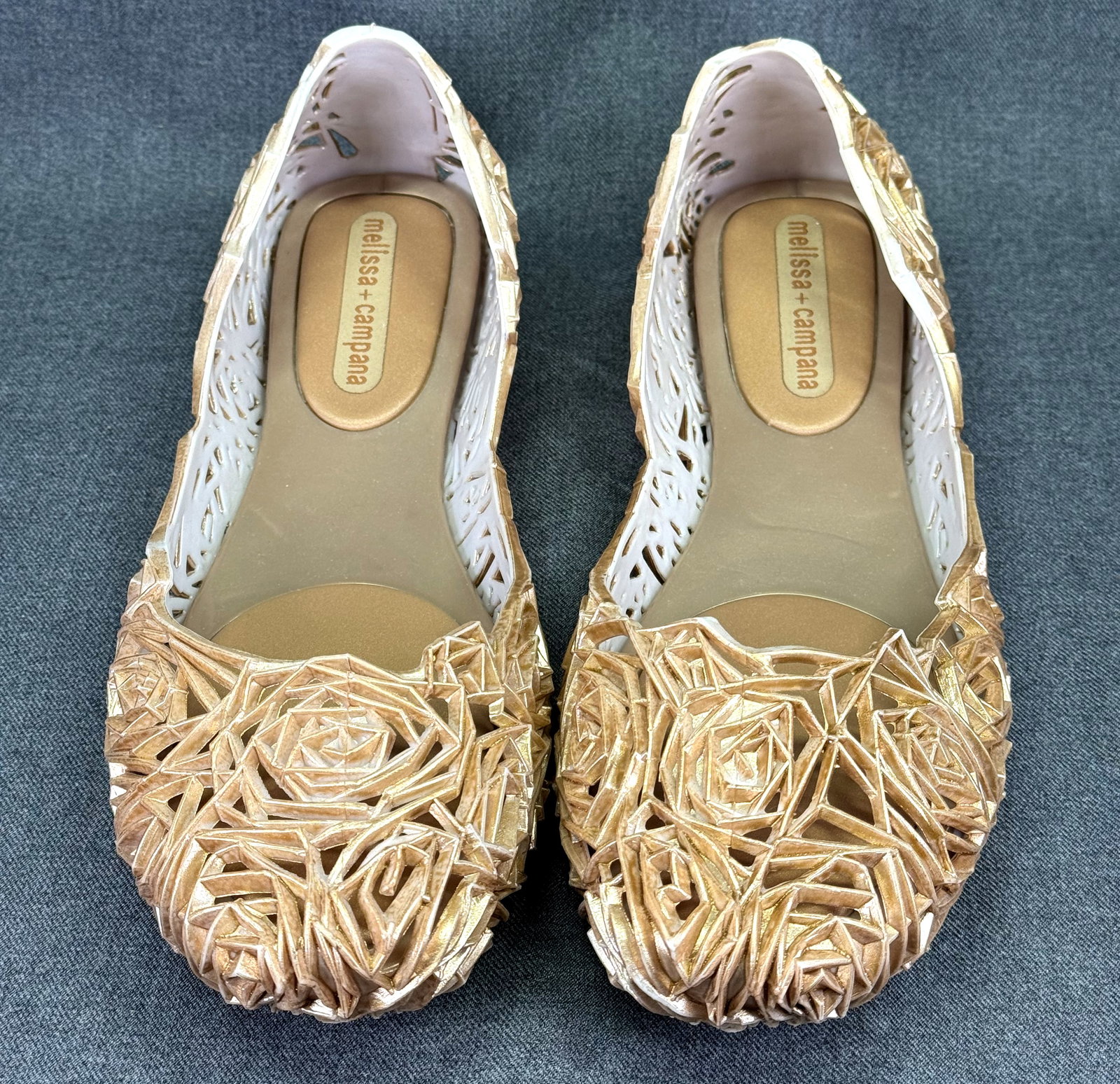 Melissa Campana Fitas Gold Jelly Flats Floral. Sz 9 EUR 40. Retired. *J: Melissa Campana Fitas Gold Jelly Flats Floral. Sz 9 EUR 40. Retired. For measures please refer to the pictures taken with a measuring tape. Weight: Grams. IN HOUSE FLAT SHIPPING & HANDLING COST WITHIN