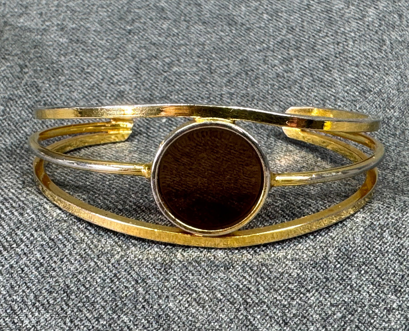 Vintage 80s Multi-Band Cuff Bracelet. Brownish Resin Cabochon Open Back. Gold-tone . *L: Vintage 80s Multi-Band Cuff Bracelet. Brownish Resin Cabochon Open Back. Gold-tone. Unmarked For measures please refer to the pictures taken with a measuring tape. Weight: 16 Grams. IN HOUSE FLAT SHIP