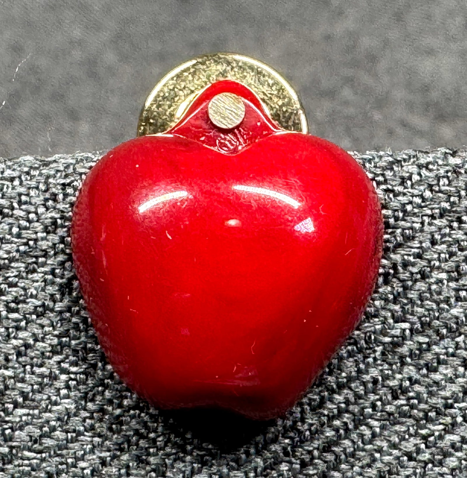 Vintage 1981 Avon Red Lucite Apple Stud Pin - Convertible Fruit Collection. *L: Vintage 1981 Avon Red Lucite Apple Stud Pin - Convertible Fruit Collection. Marked For measures please refer to the pictures taken with a measuring tape. Weight: 4 Grams. IN HOUSE FLAT SHIPPING & HAND