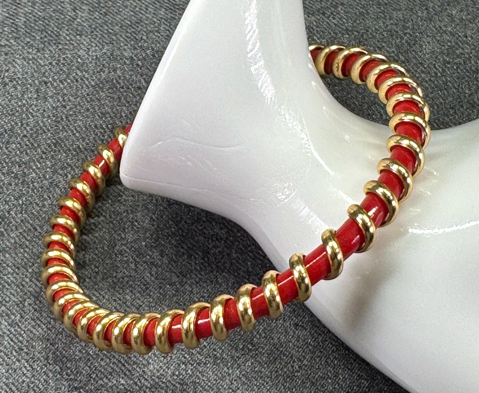 Vintage Red Lucite Gold-tone Coil Wrapped Bracelet Bangle. *L: Vintage Red Lucite Gold-tone Coil Wrapped Bracelet Bangle. Unmarked For measures please refer to the pictures taken with a measuring tape. Weight: 8 Grams. IN HOUSE FLAT SHIPPING & HANDLING COST WITHI