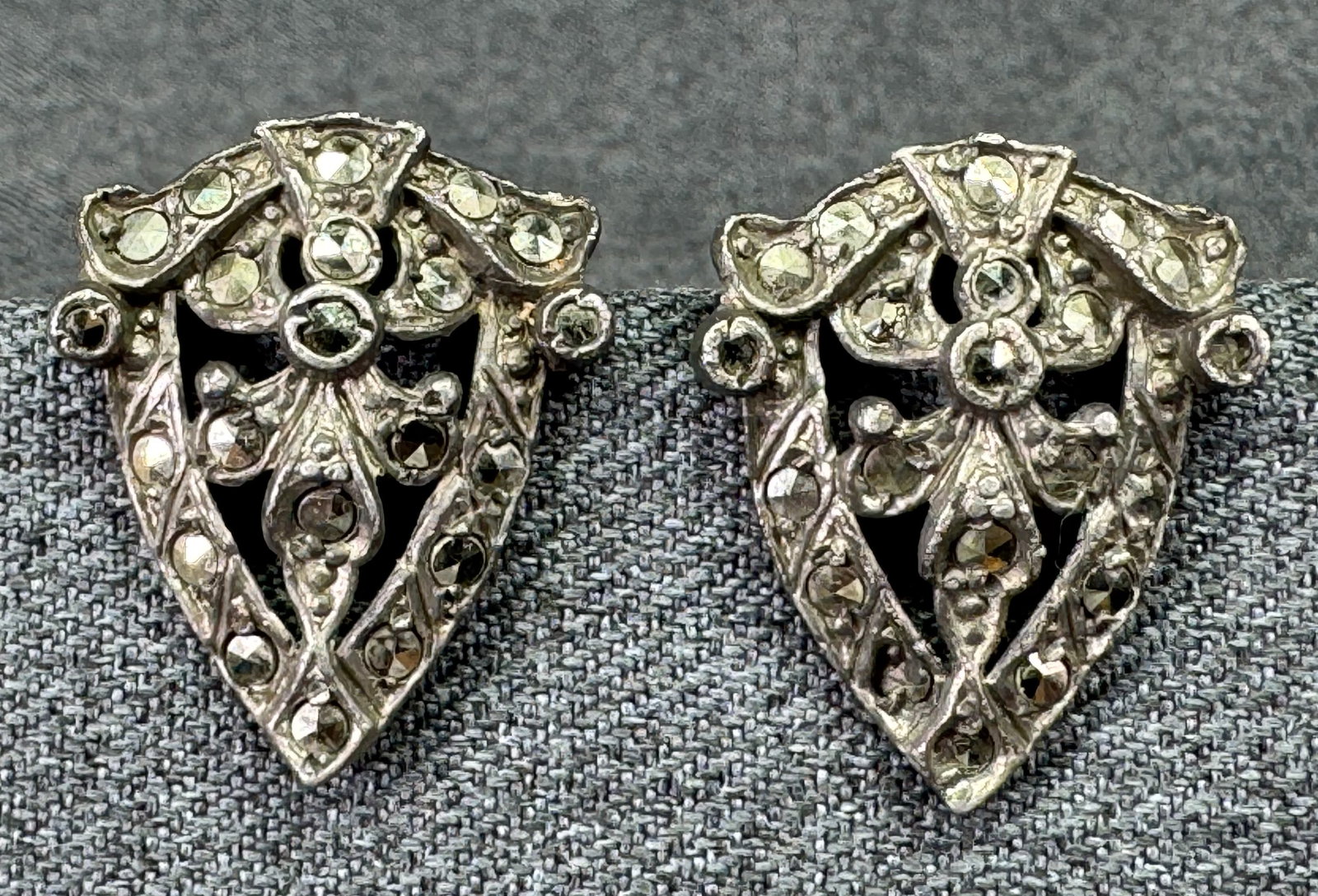 Antique Art Deco Openwork Dress Clip Brooches. Marcasite, pot metal. 1e*h: Antique European Art Deco Openwork Dress Clip Brooches. Marcasite, pot metal. Unmarked.. For measures please refer to the pictures taken with a measuring tape. Weight: 14 Grams. IN HOUSE FLAT SHIPPING