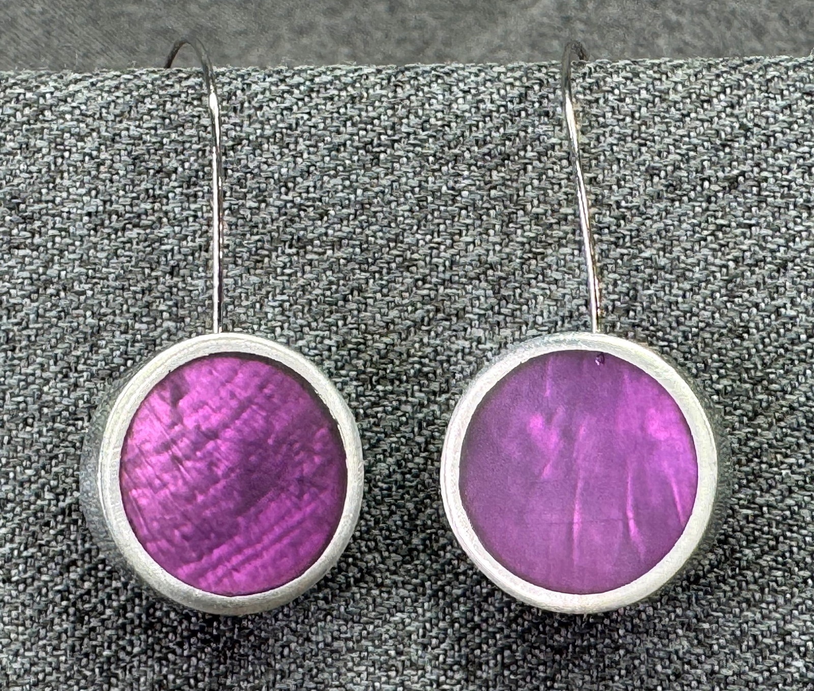 Vintage Artisan Handmade Aluminum Drop Hook Earrings. Purple & silver-tone . *h: Vintage Artisan Handmade Aluminum Drop Hook Earrings. Purple & silver-tone Unmarked. For measures please refer to the pictures taken with a measuring tape. Weight: 7 Grams. IN HOUSE FLAT SHIPPING & HA