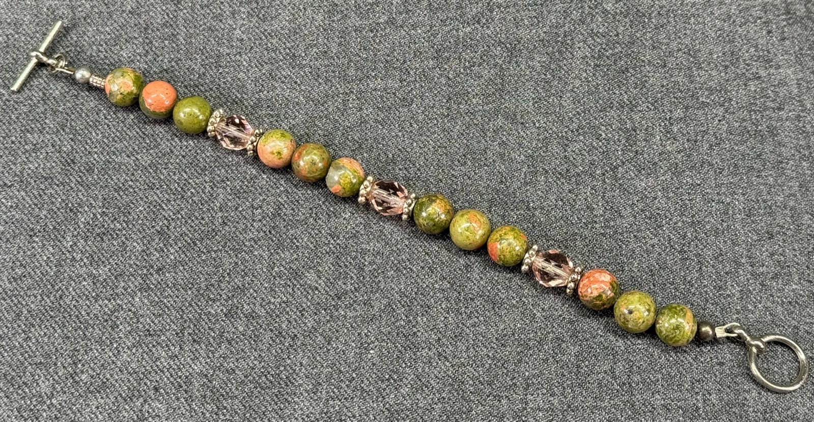 Vintage Unakite Jasper & Faceted Crystal Beaded Bracelet with Toggle Clasp. *L: Vintage Unakite Jasper & Faceted Crystal Beaded Bracelet with Toggle Clasp. Silver-tone. Unmarked. For measures please refer to the pictures taken with a measuring tape. Weight: 16 Grams. IN HOUSE FLA