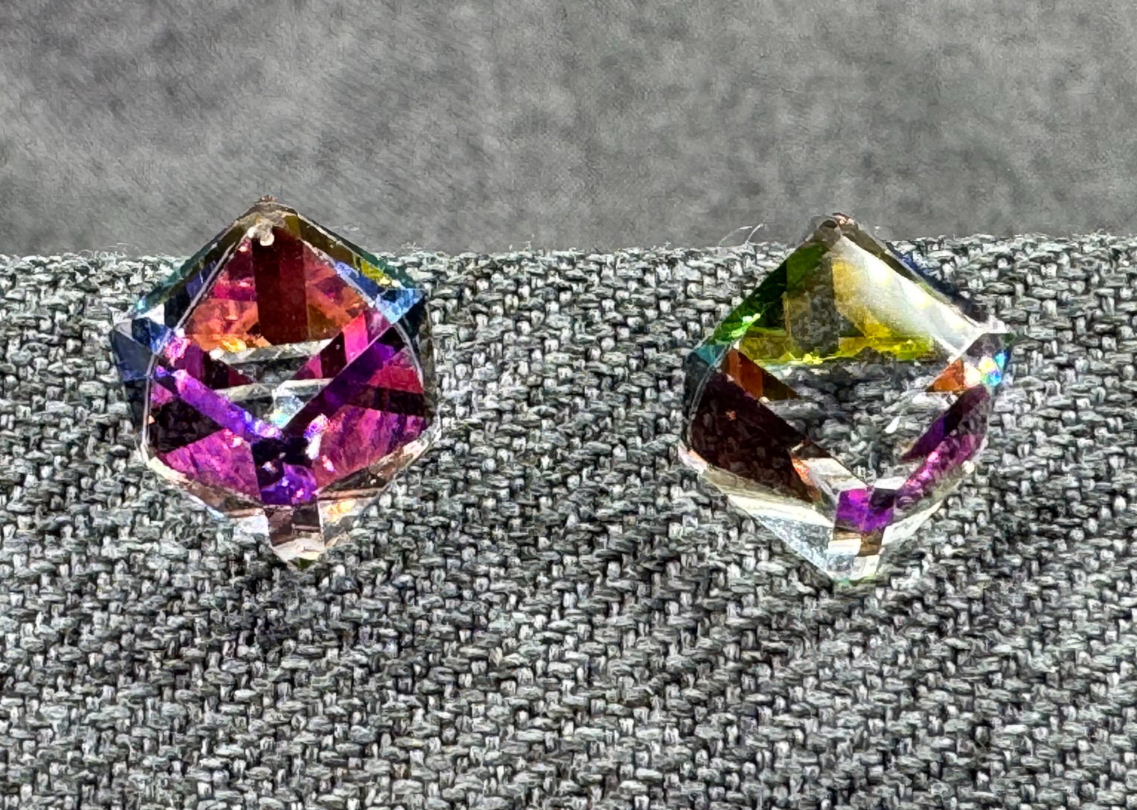 Vintage Zales Spree by Swarovski Vitrail Medium Crystal Cube Clip On Earrings. *J: Vintage Zales Spree by Swarovski Vitrail Medium Crystal Cube Clip On Earrings. Silver-tone. Unmarked. For measures please refer to the pictures taken with a measuring tape. Weight: 7 Grams. IN HOUSE F